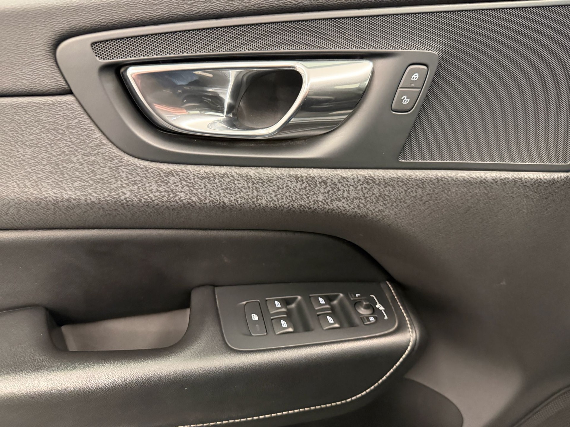 VOLVO XC60 D5 AWD R-Design Geartronic-image-15