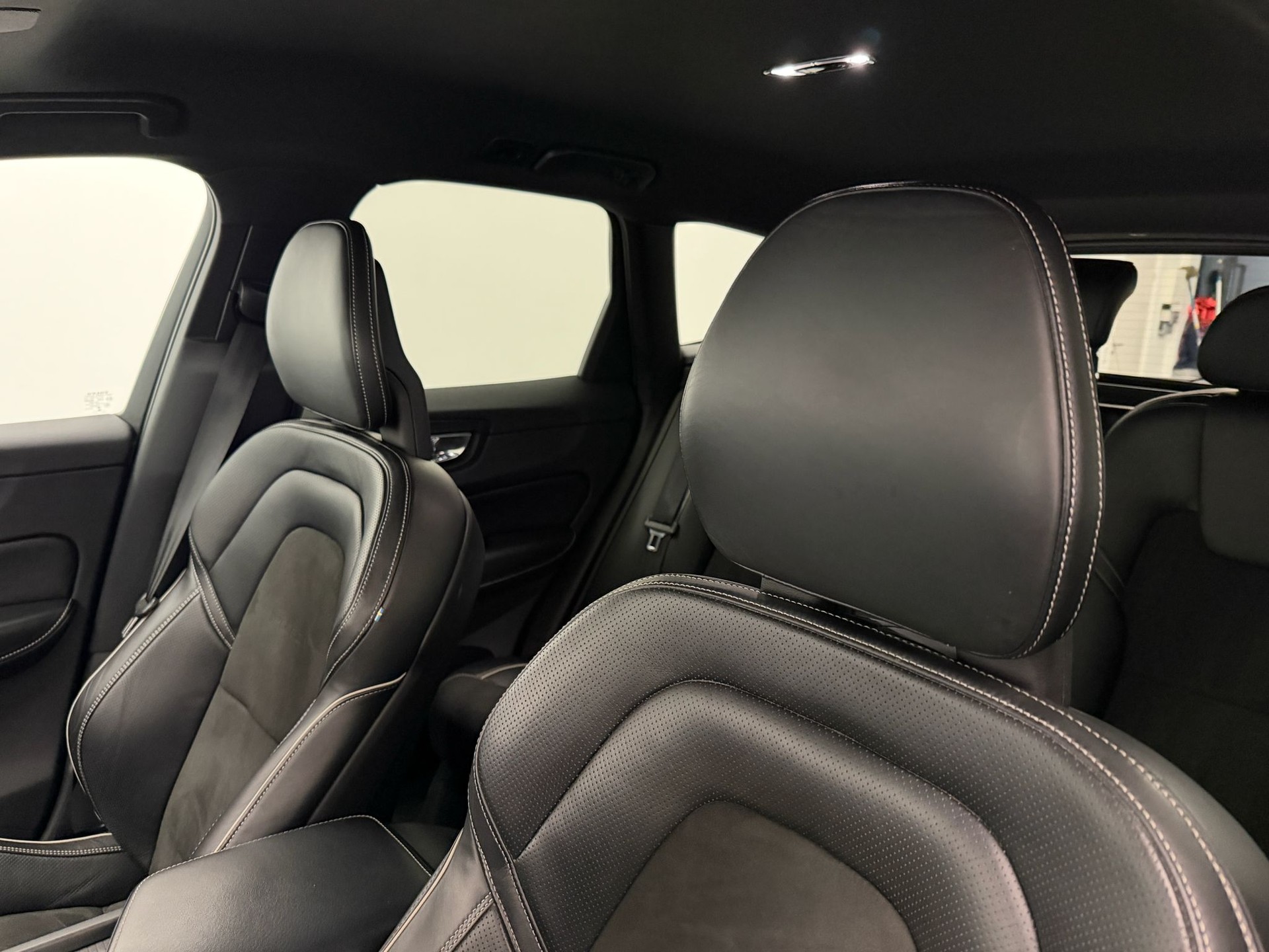 VOLVO XC60 D5 AWD R-Design Geartronic-image-13