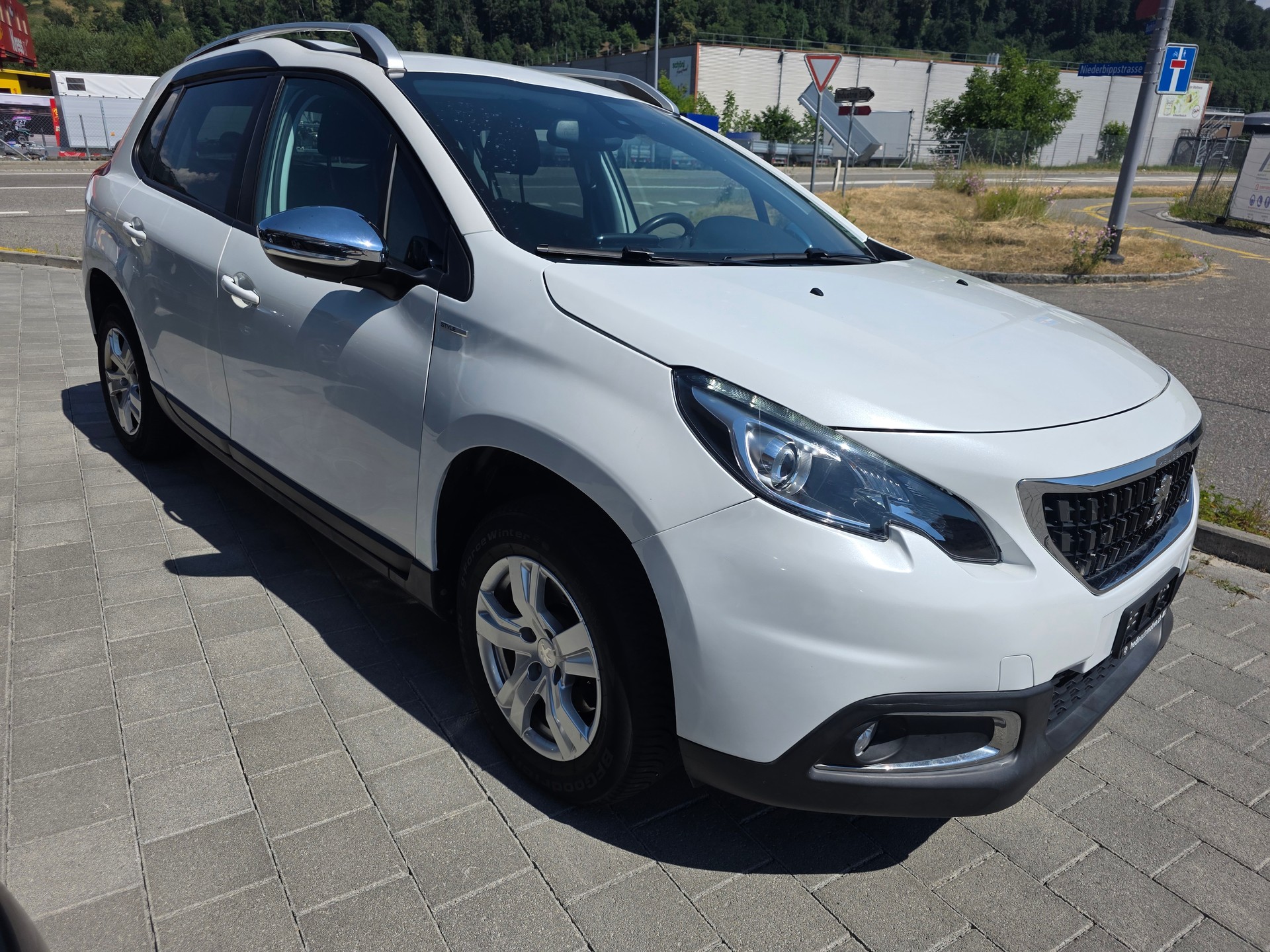PEUGEOT 2008 1.2 PureTech Active EAT6 nur 9000 Bis ende juni