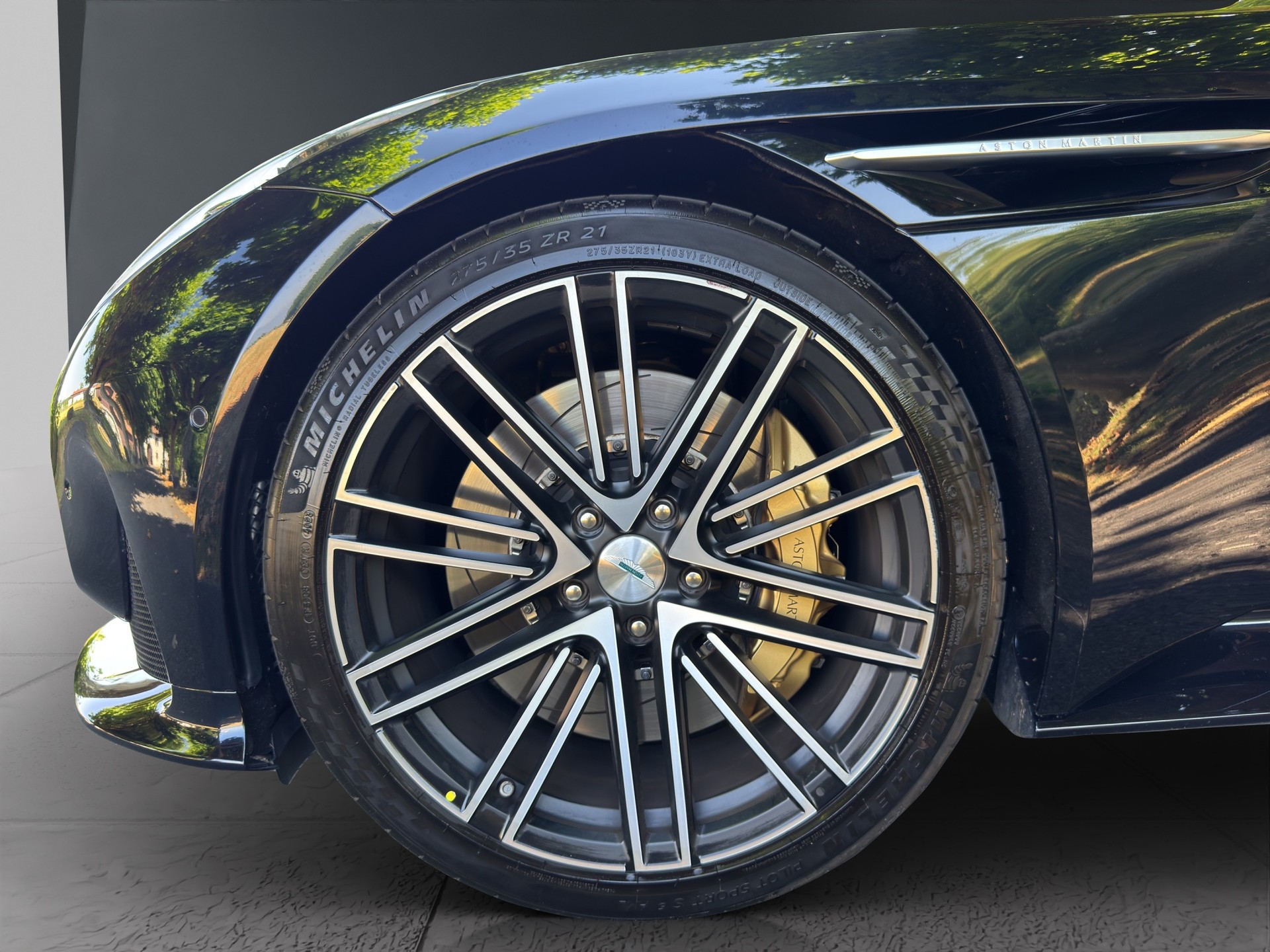 ASTON MARTIN DB12-image-16
