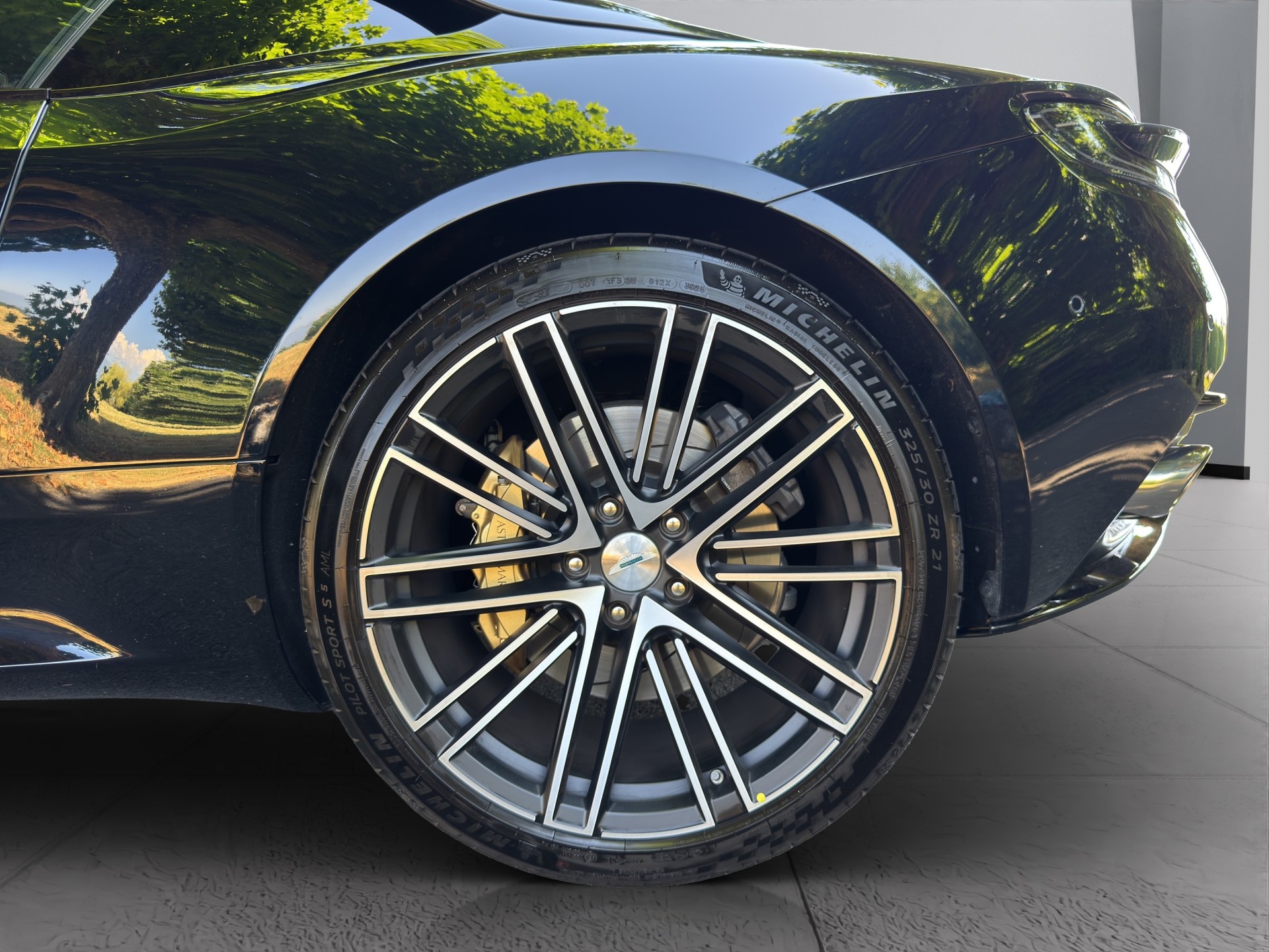 ASTON MARTIN DB12-image-18
