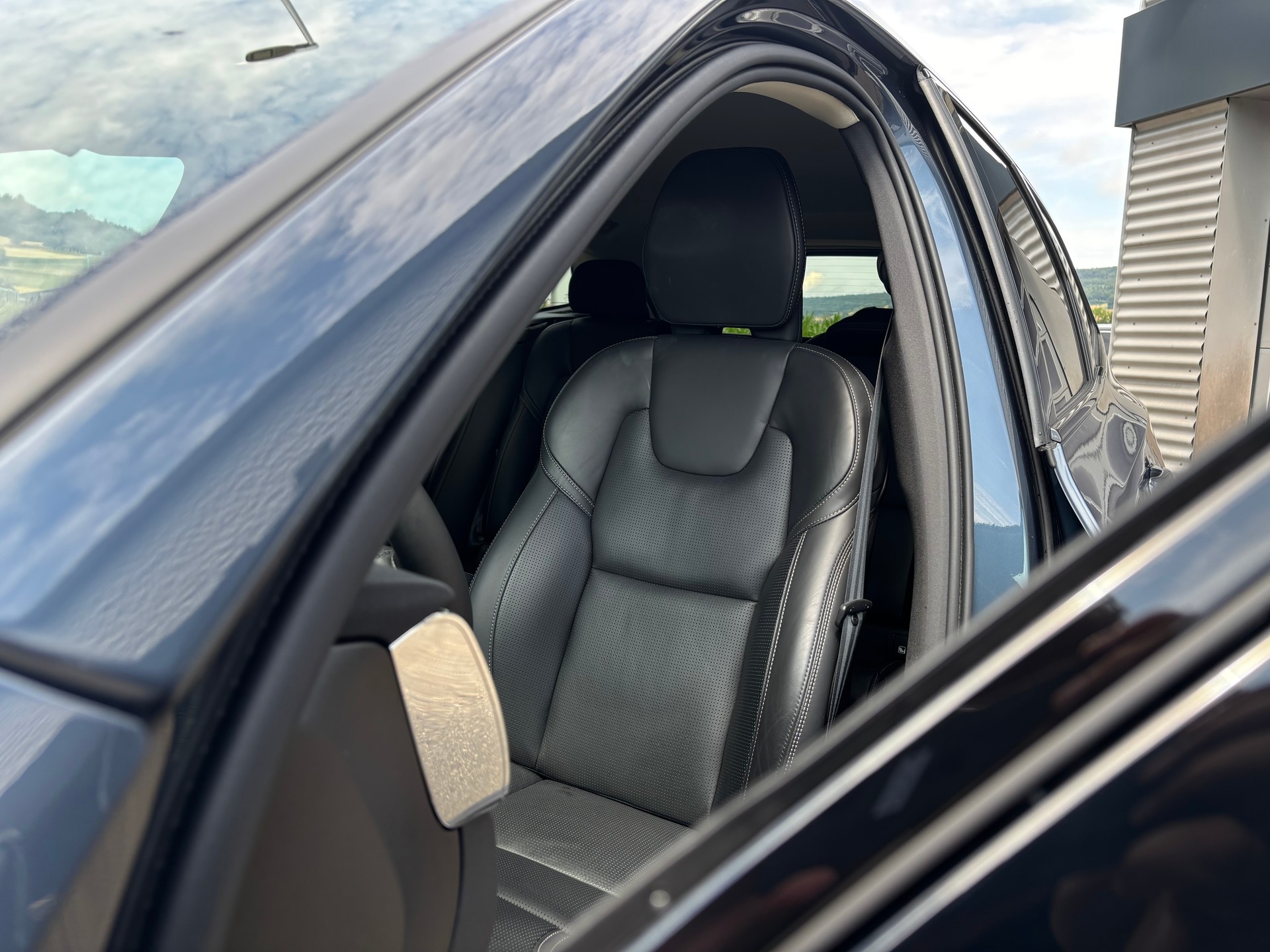 VOLVO XC60 2.0 T6 TE Plus Dark eAWD-showroom-element-3