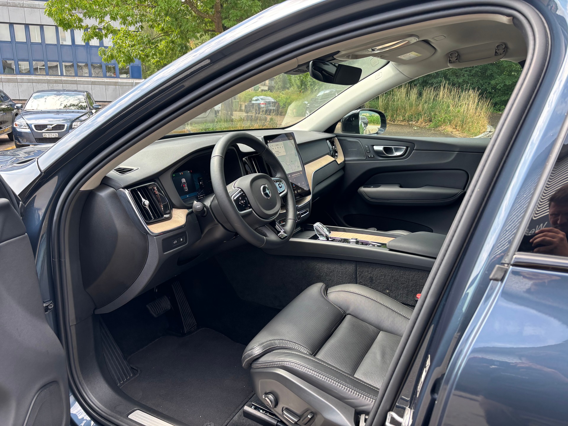 VOLVO XC60 2.0 T6 TE Plus Dark eAWD-showroom-element-2