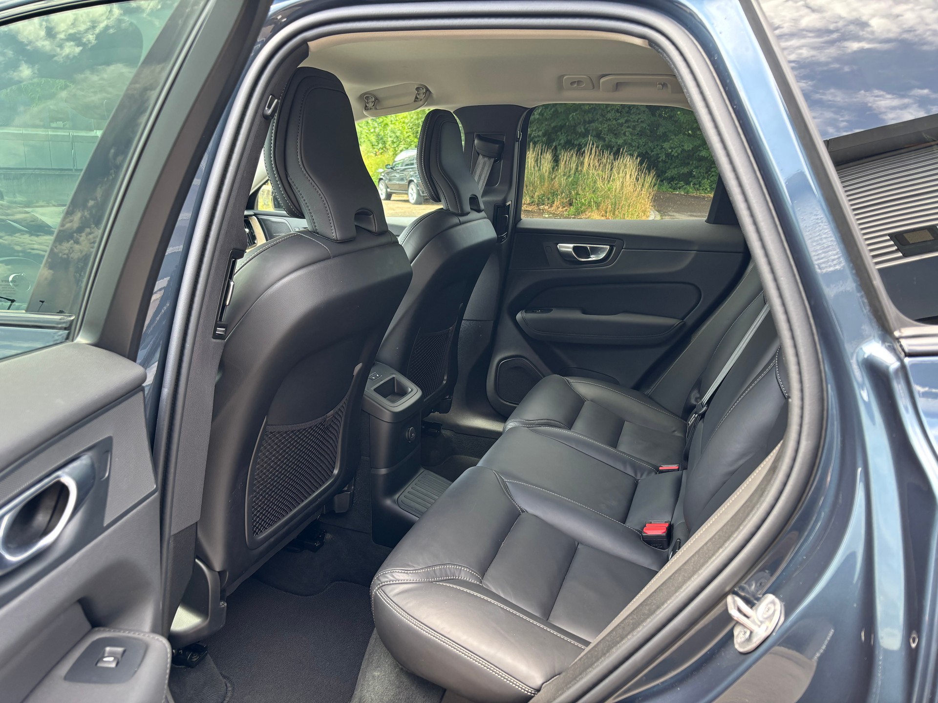 VOLVO XC60 2.0 T6 TE Plus Dark eAWD-image-11