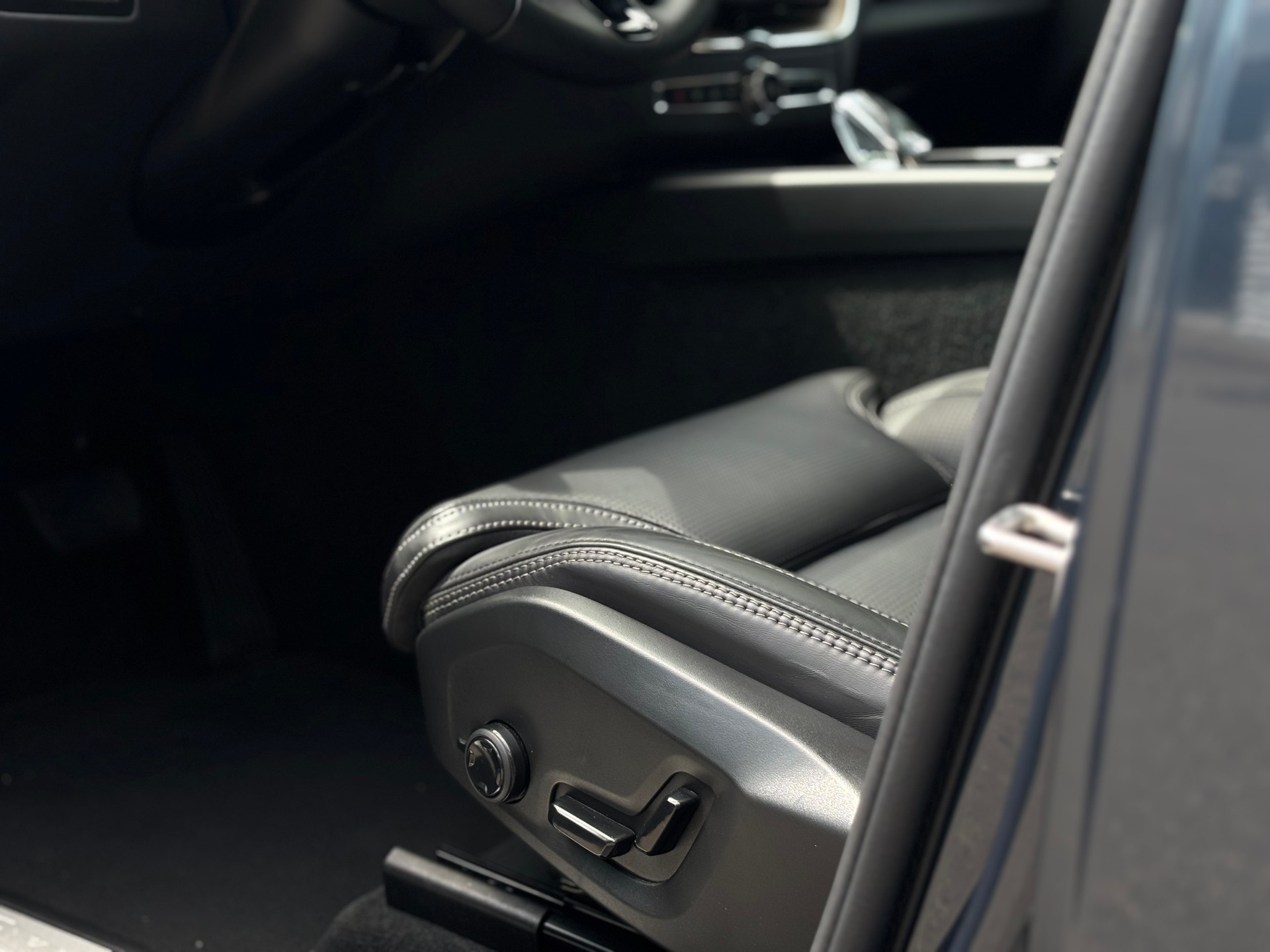 VOLVO XC60 2.0 T6 TE Plus Dark eAWD-image-15