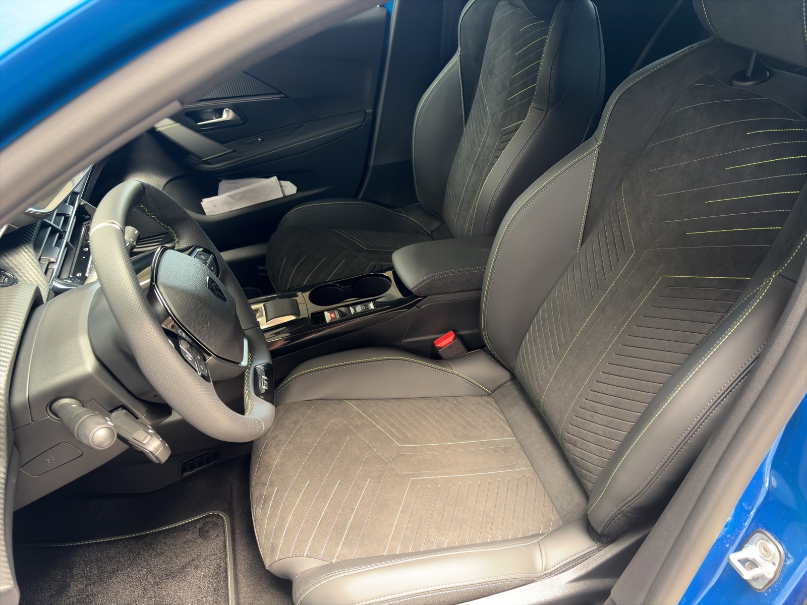 PEUGEOT 208 1.2 Hybrid 145 GT-showroom-element-3