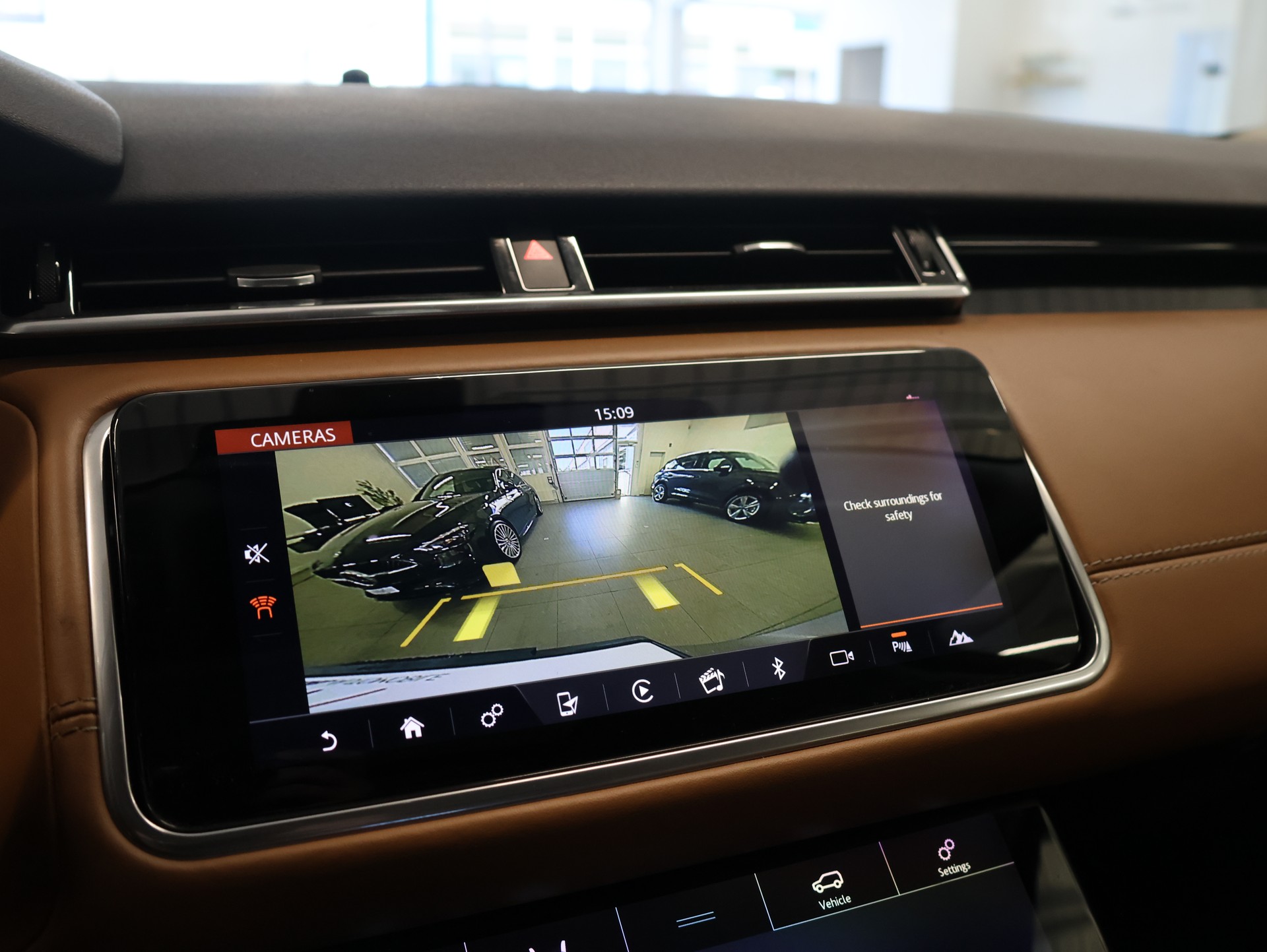 LAND ROVER Range Rover Velar D 240 HSE Automatic *Panoramadach* *Sitzheizung*-image-19