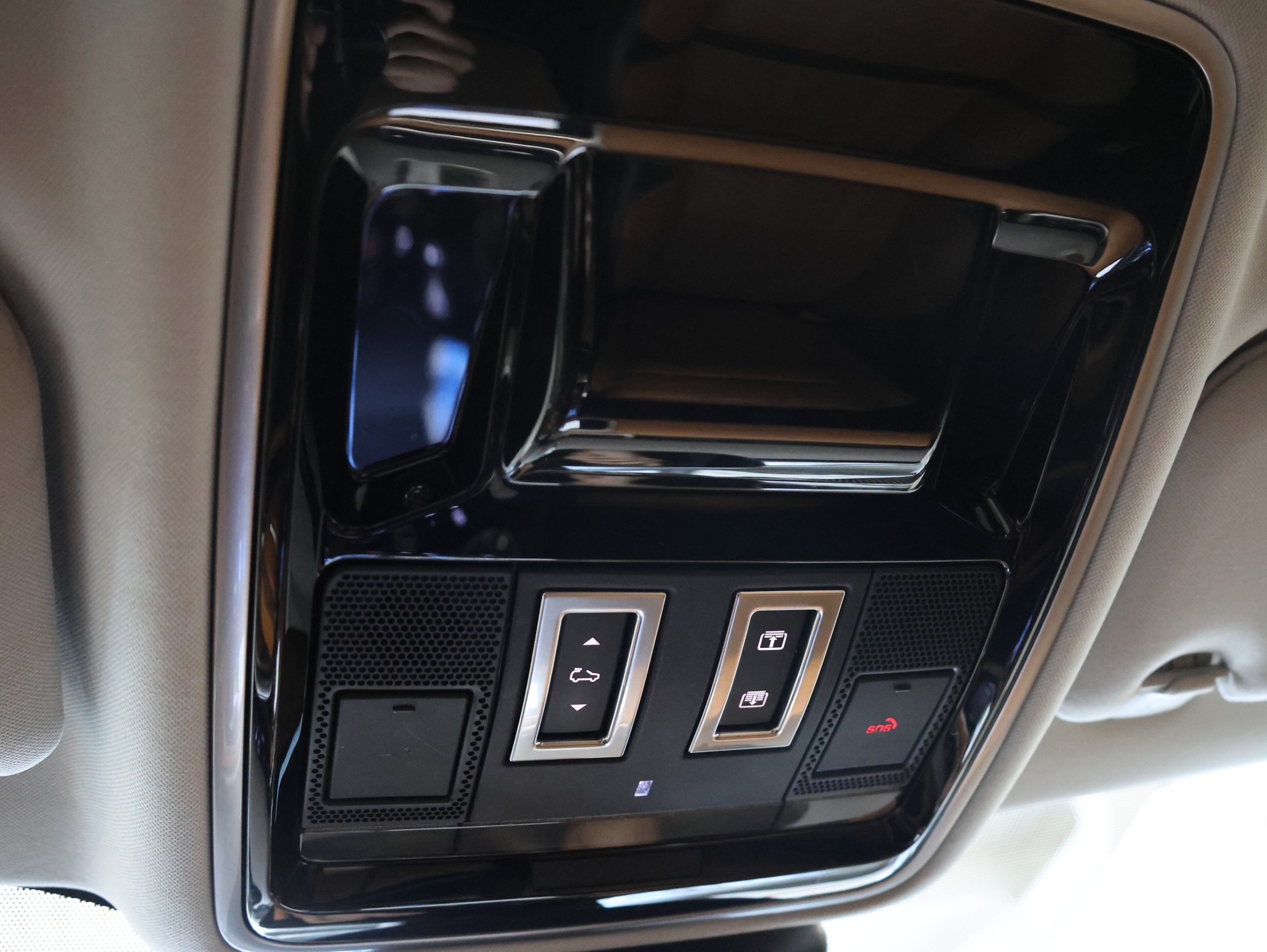 LAND ROVER Range Rover Velar D 240 HSE Automatic *Panoramadach* *Sitzheizung*-image-26