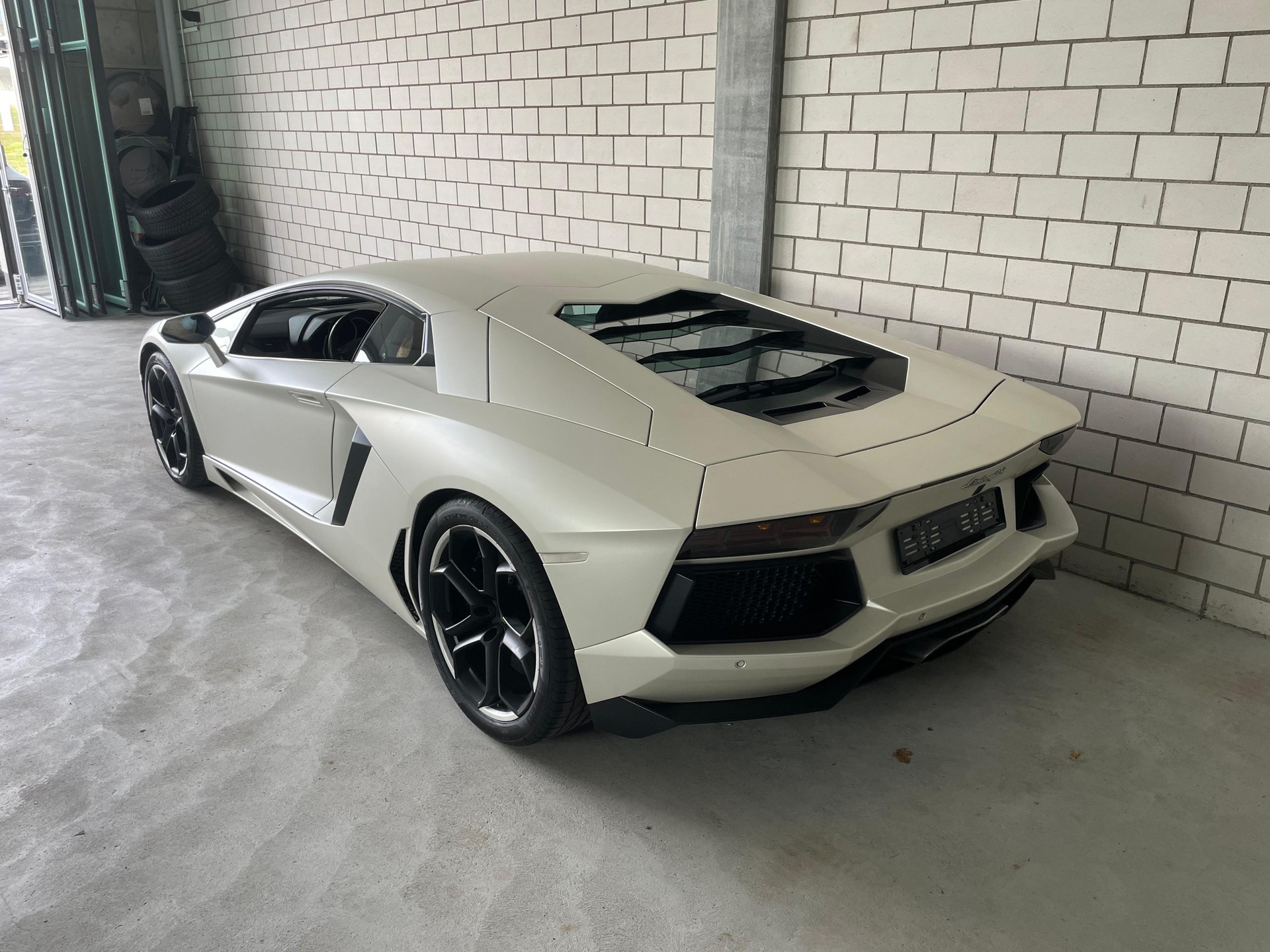 LAMBORGHINI Aventador LP700-4 Coupé E-Gear Traumausstattung inkl. Ad Personam Mattlackierung-showroom-element-3