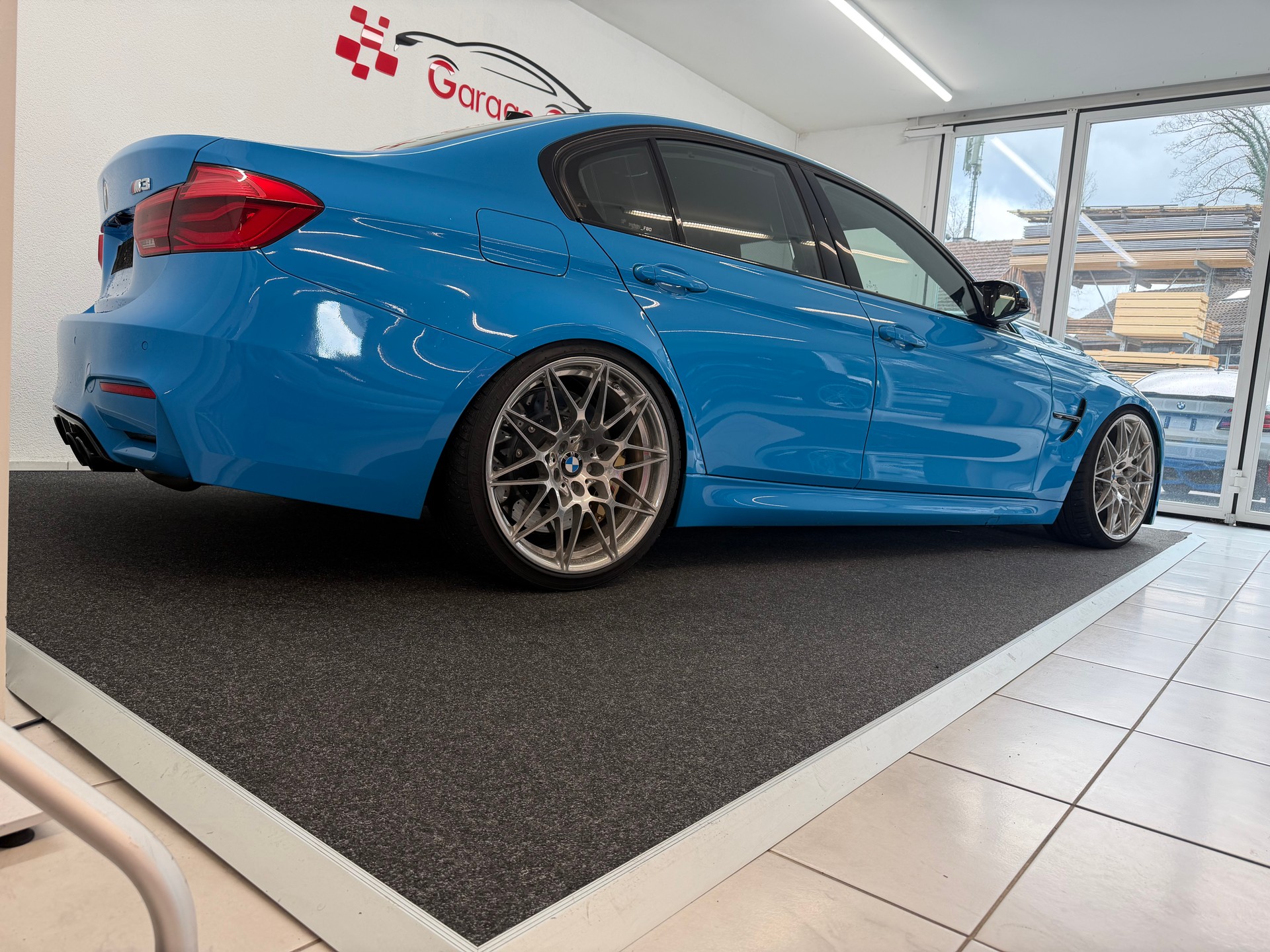 BMW M3 Competition Too Much Collektion-showroom-element-3