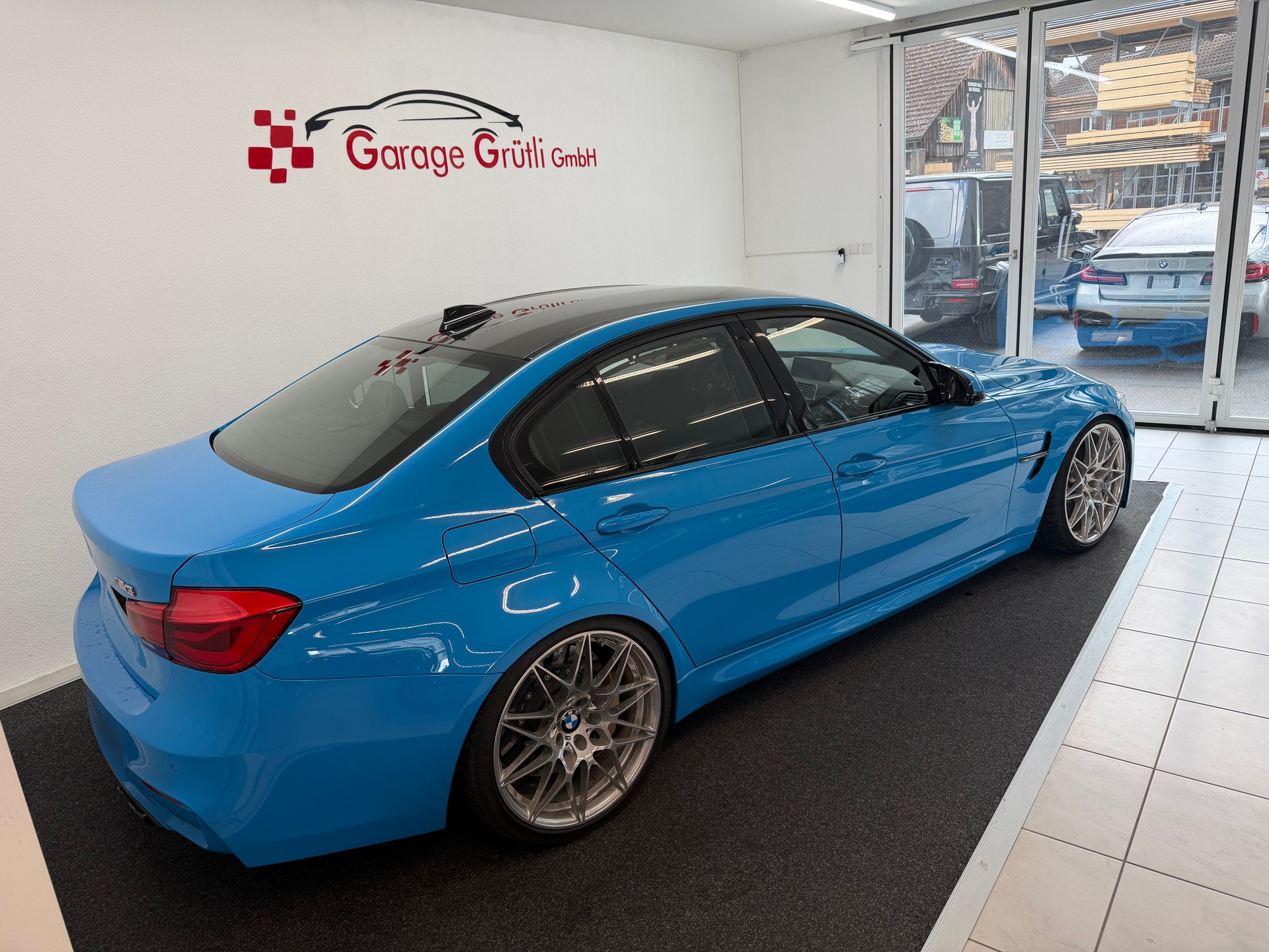 BMW M3 Competition Too Much Collektion-showroom-element-2