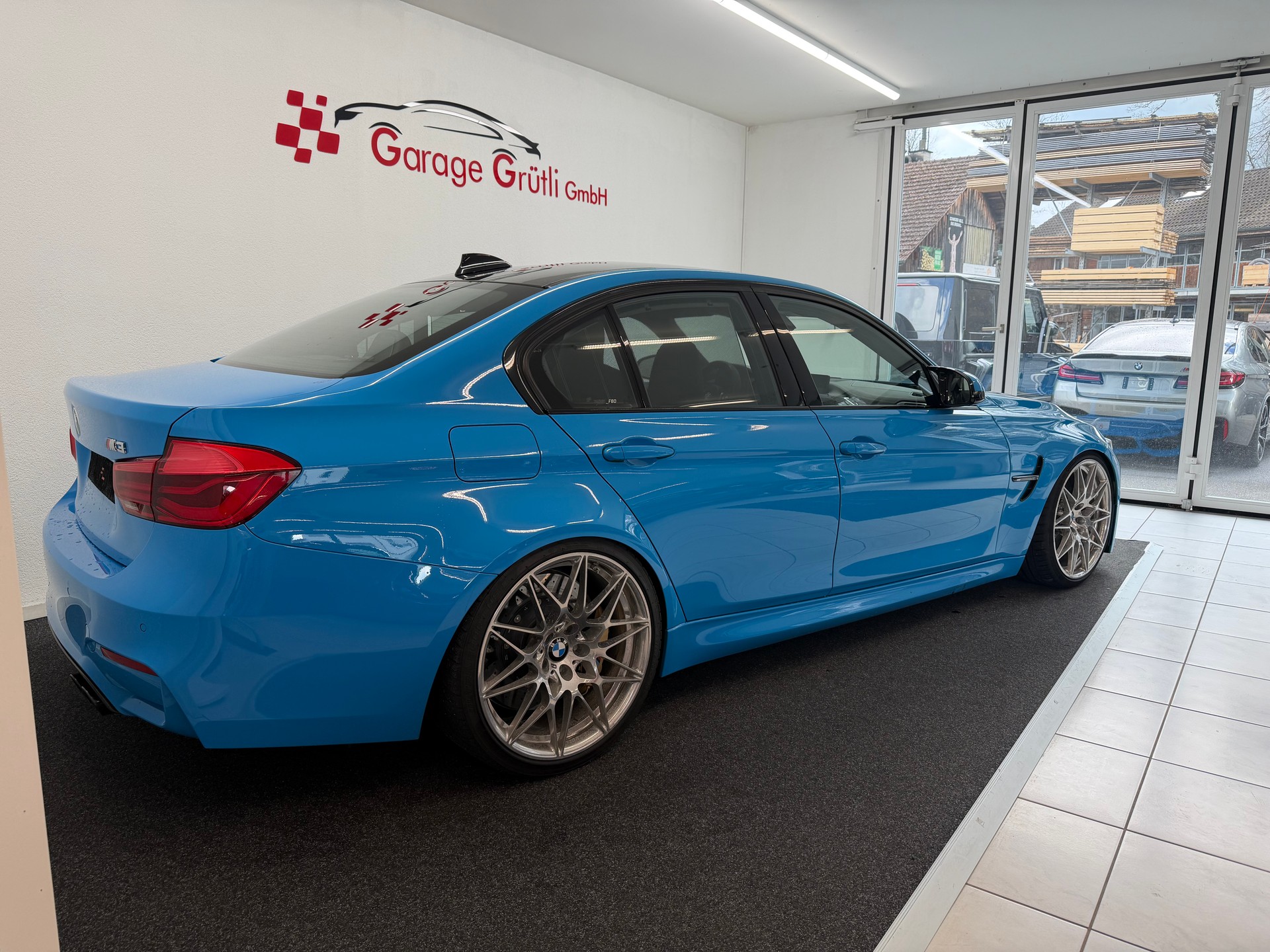 BMW M3 Competition Too Much Collektion-showroom-element-1