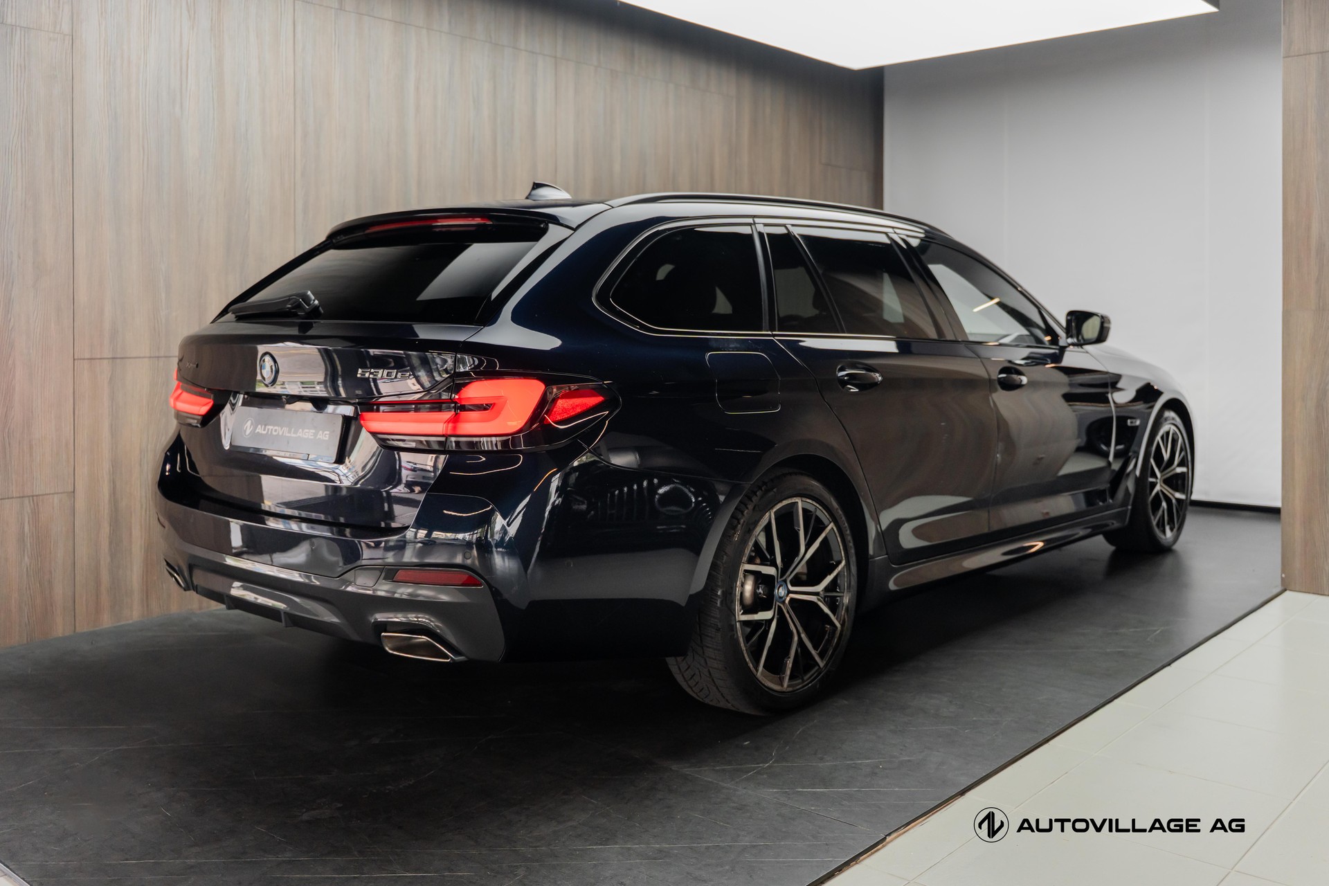 BMW 530e xDrive Touring Pure M Sport Steptronic-showroom-element-1