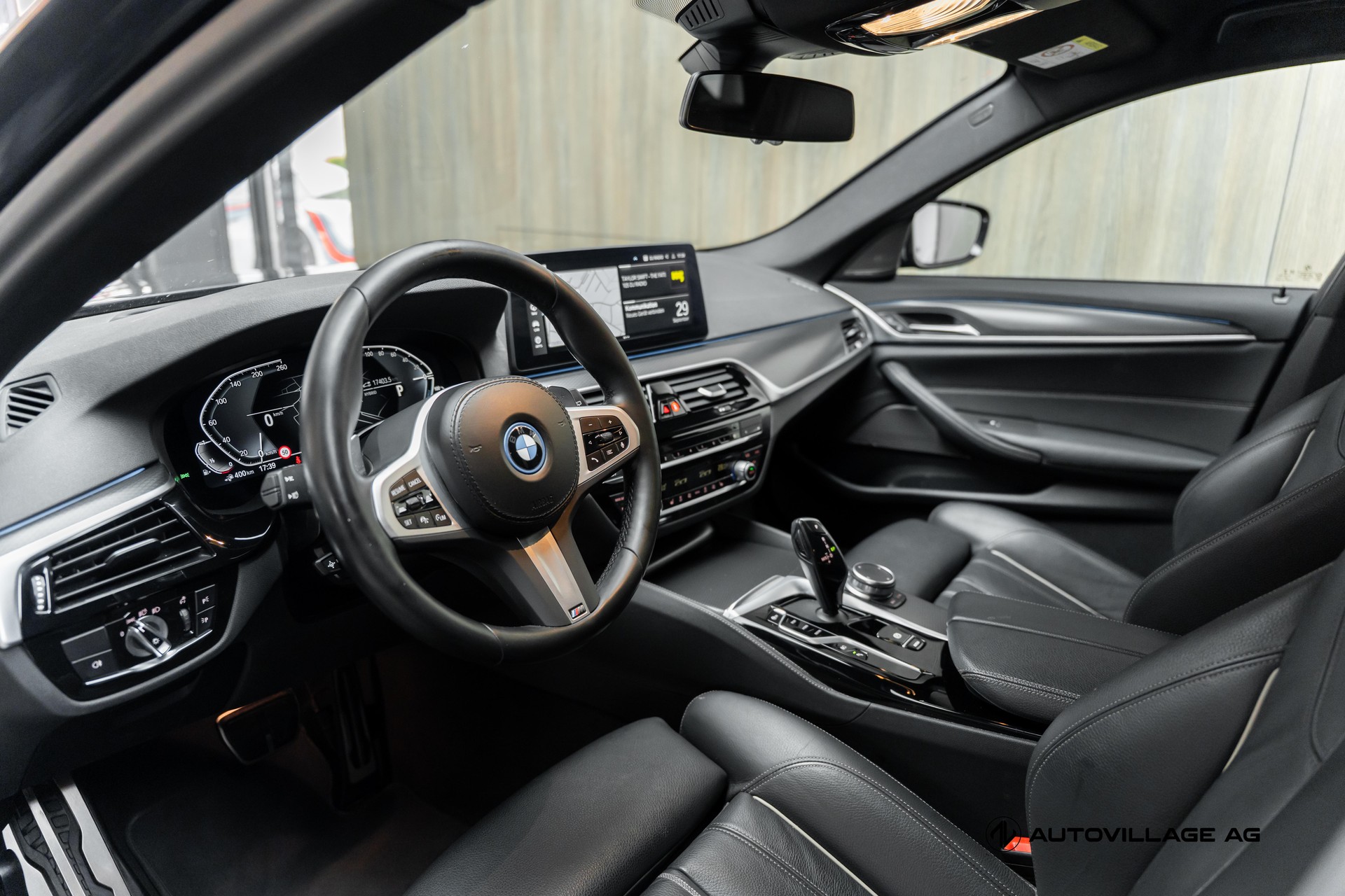 BMW 530e xDrive Touring Pure M Sport Steptronic-showroom-element-3