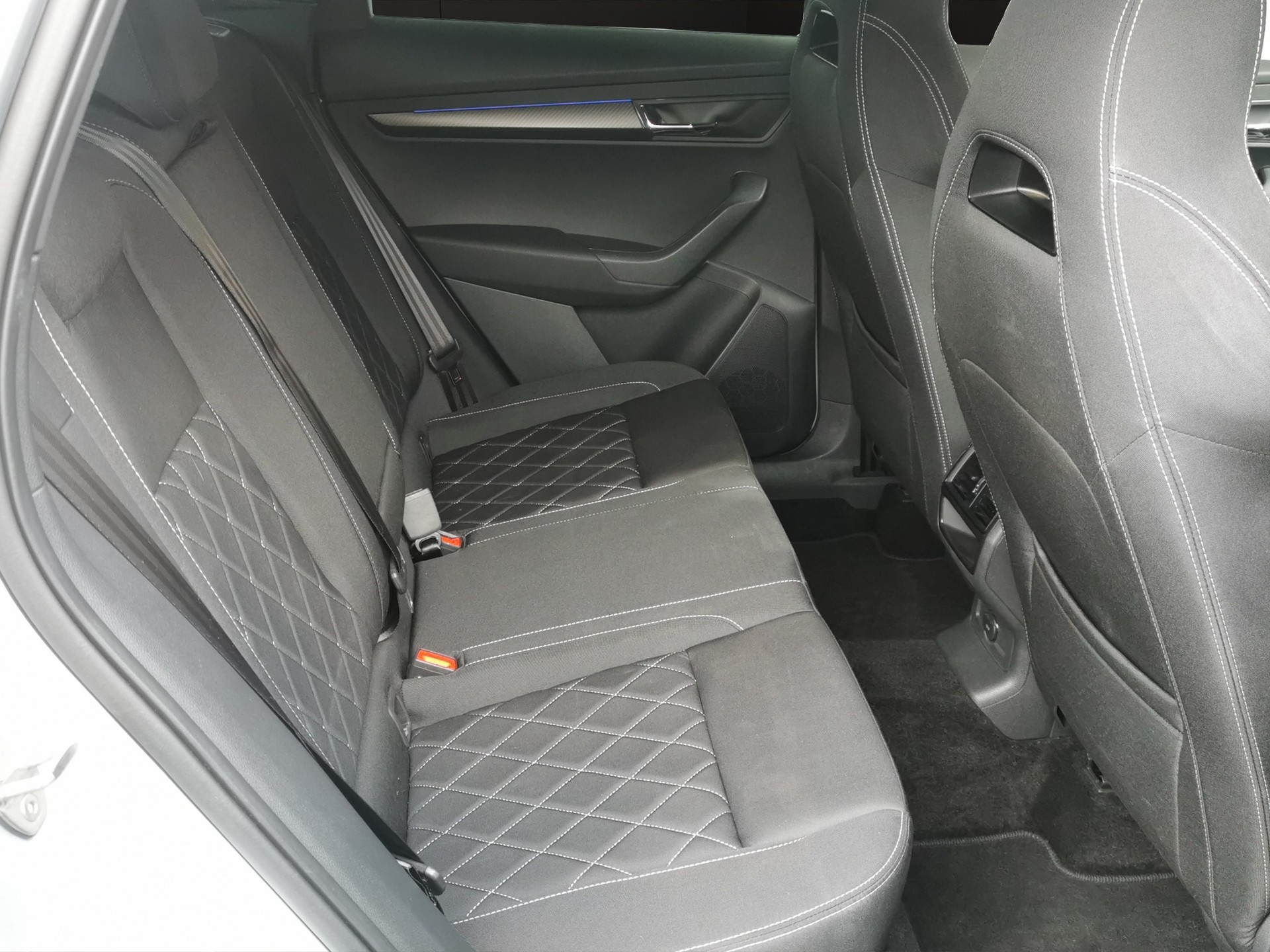 SKODA Karoq 2.0 TSI SportLine 4x4 DSG-image-15