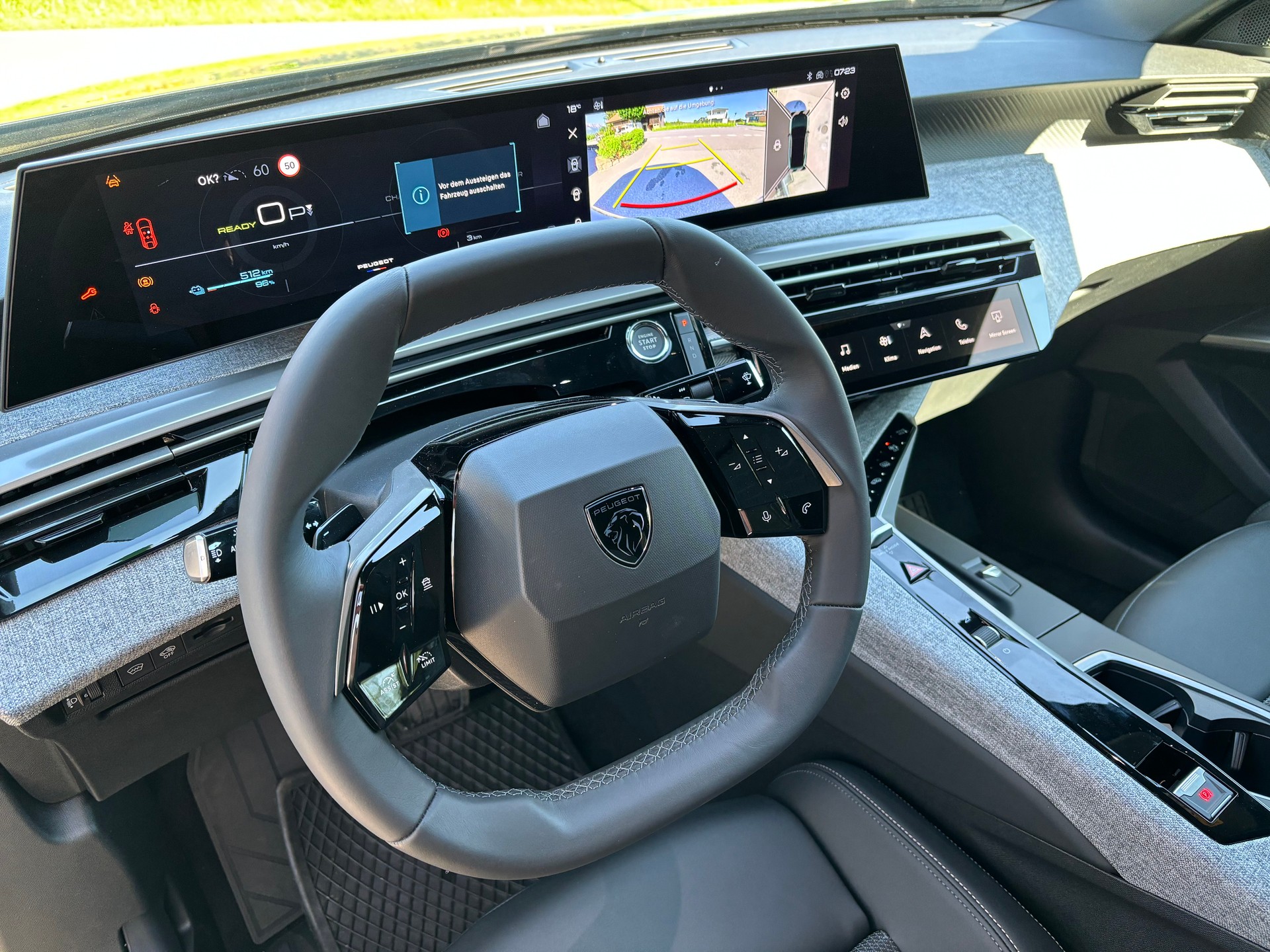 PEUGEOT 3008 73kWh Allure-image-12