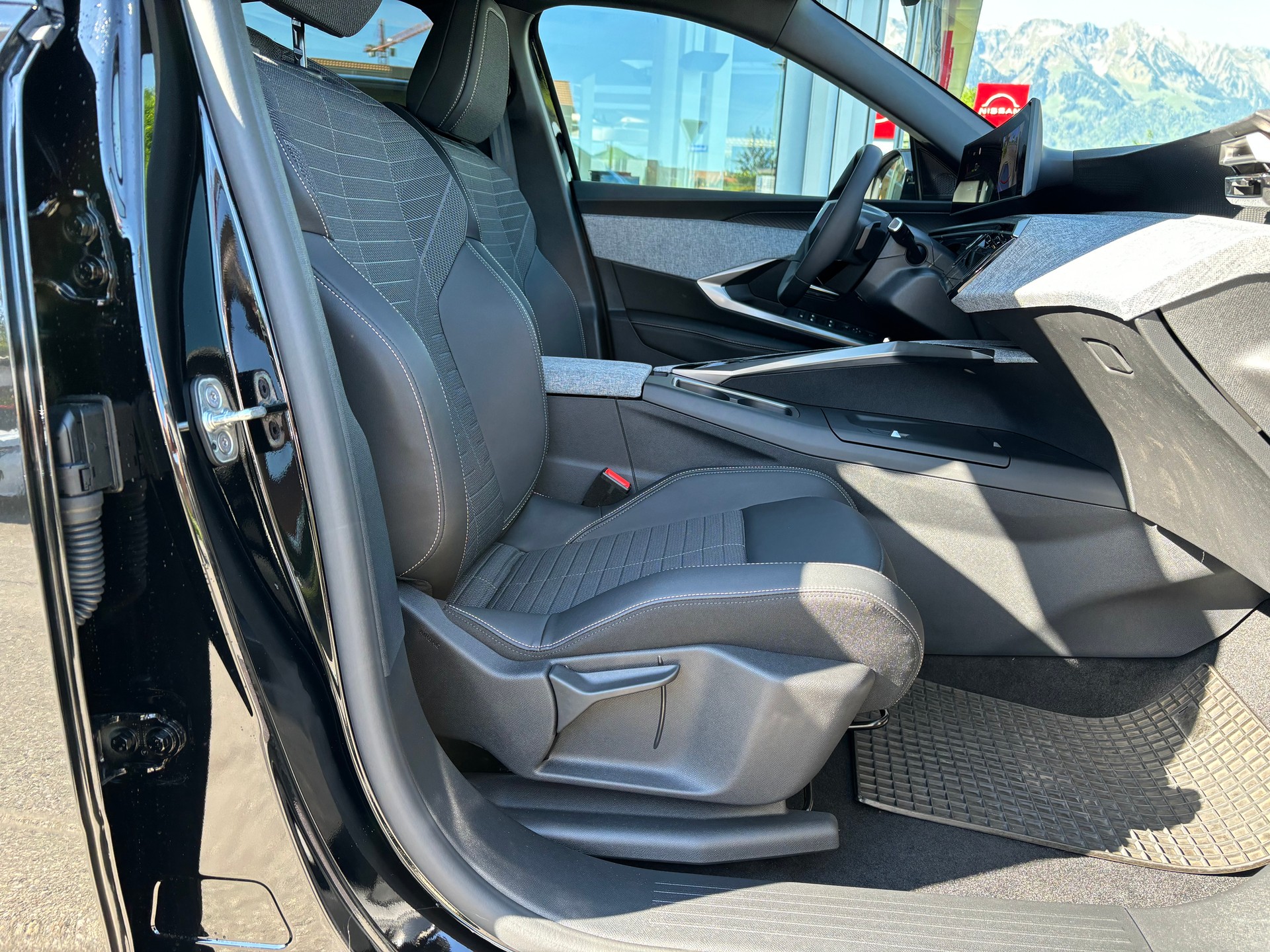 PEUGEOT 3008 73kWh Allure-image-8