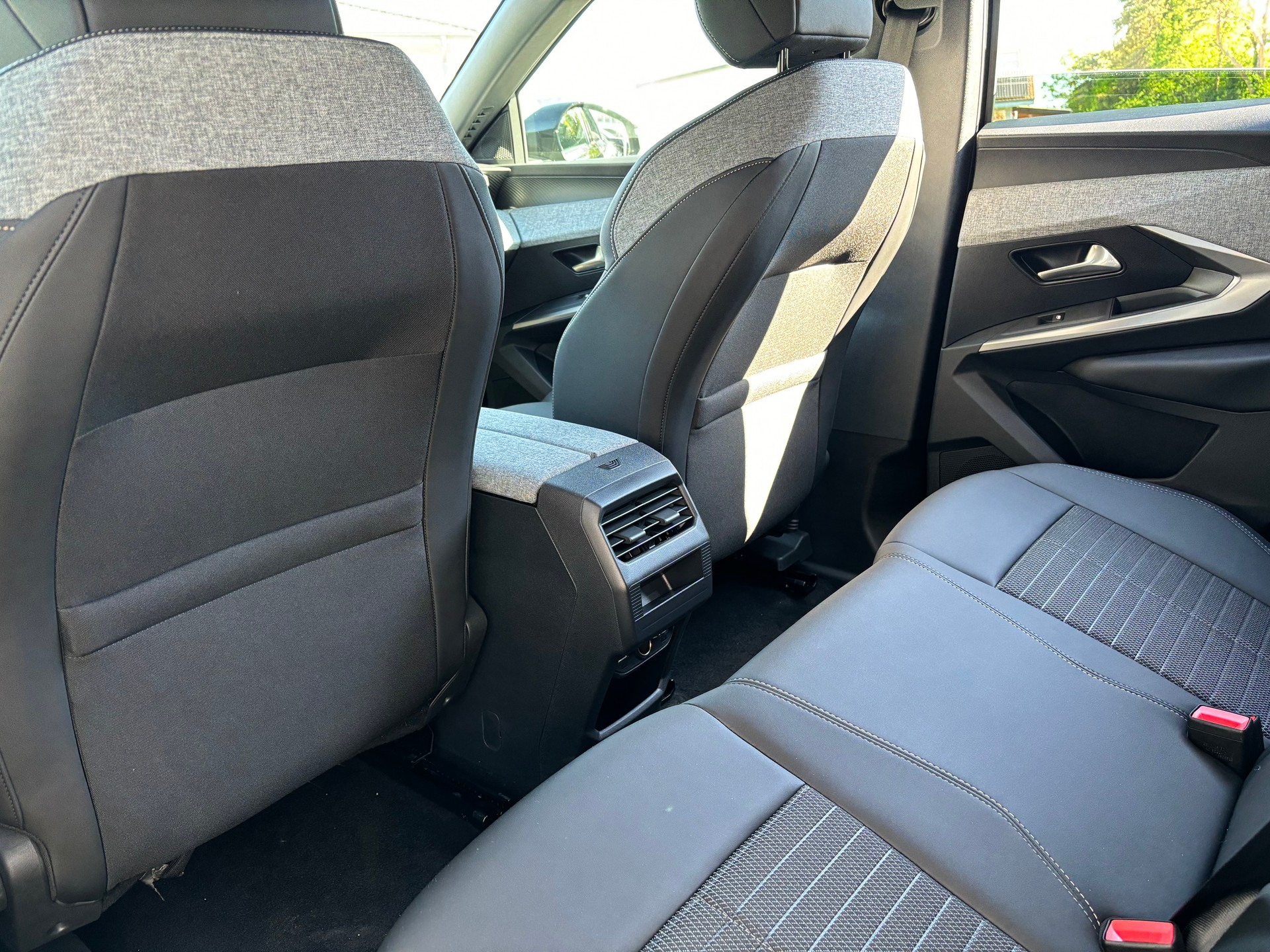 PEUGEOT 3008 73kWh Allure-image-9
