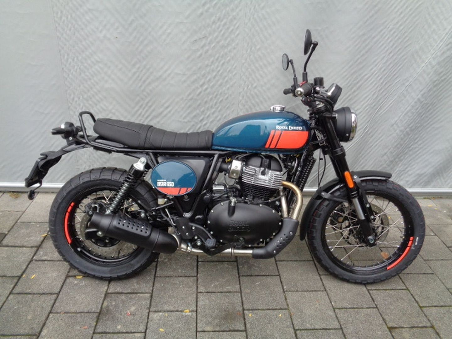ROYAL ENFIELD BEAR 650-showroom-element-3