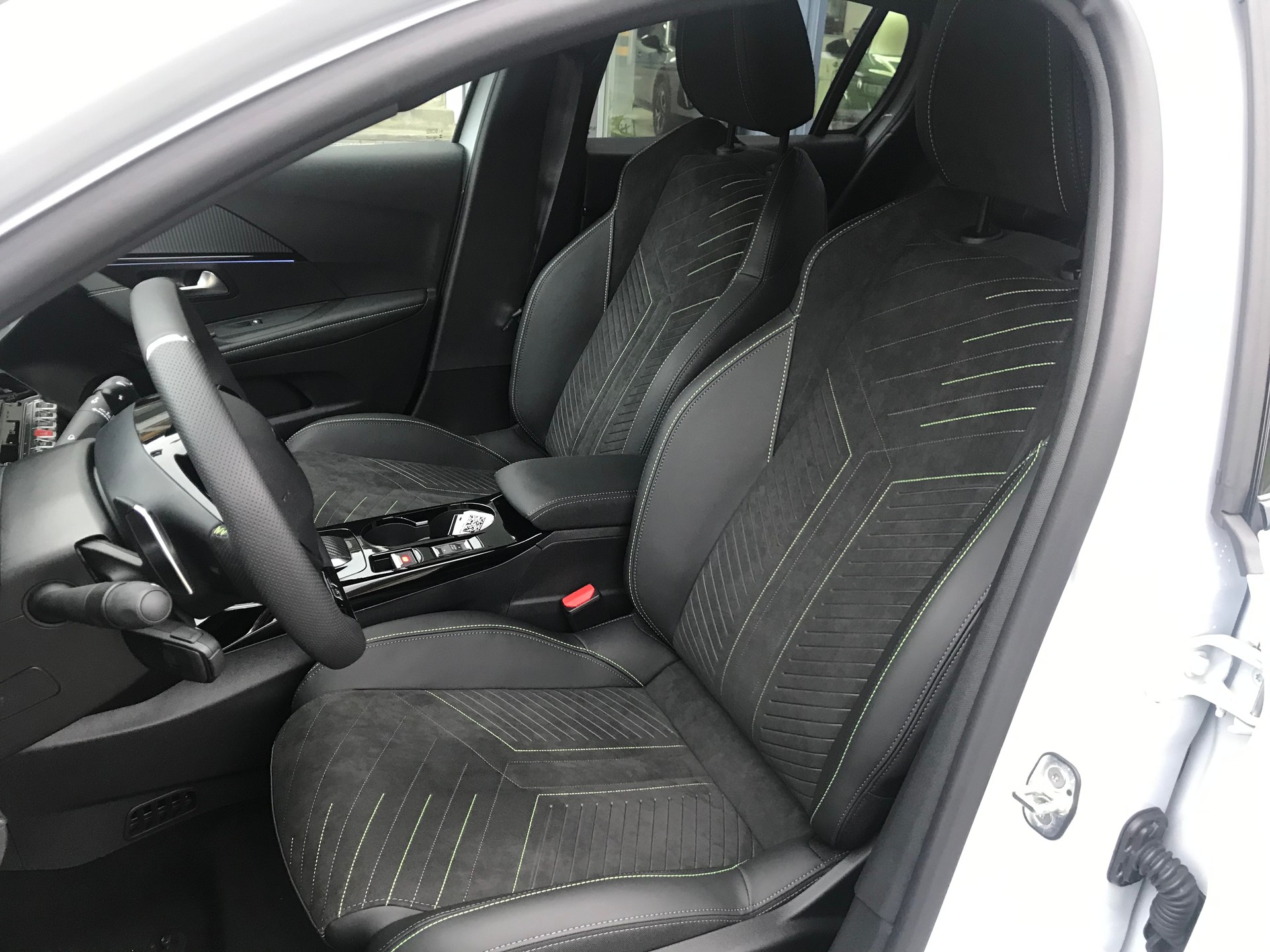 PEUGEOT 208 1.2 MHEV 110 GT-image-6