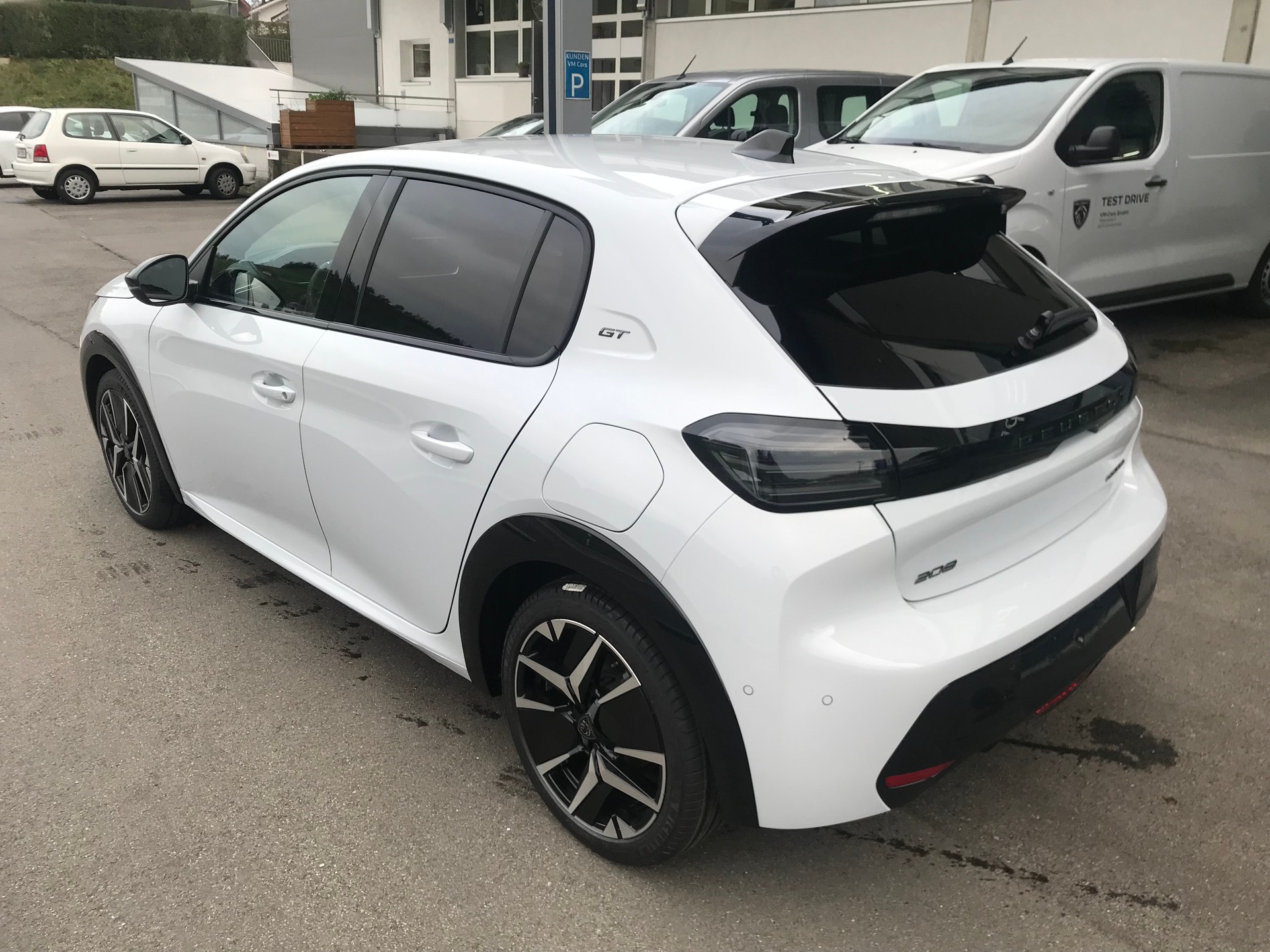 PEUGEOT 208 1.2 MHEV 110 GT-image-4