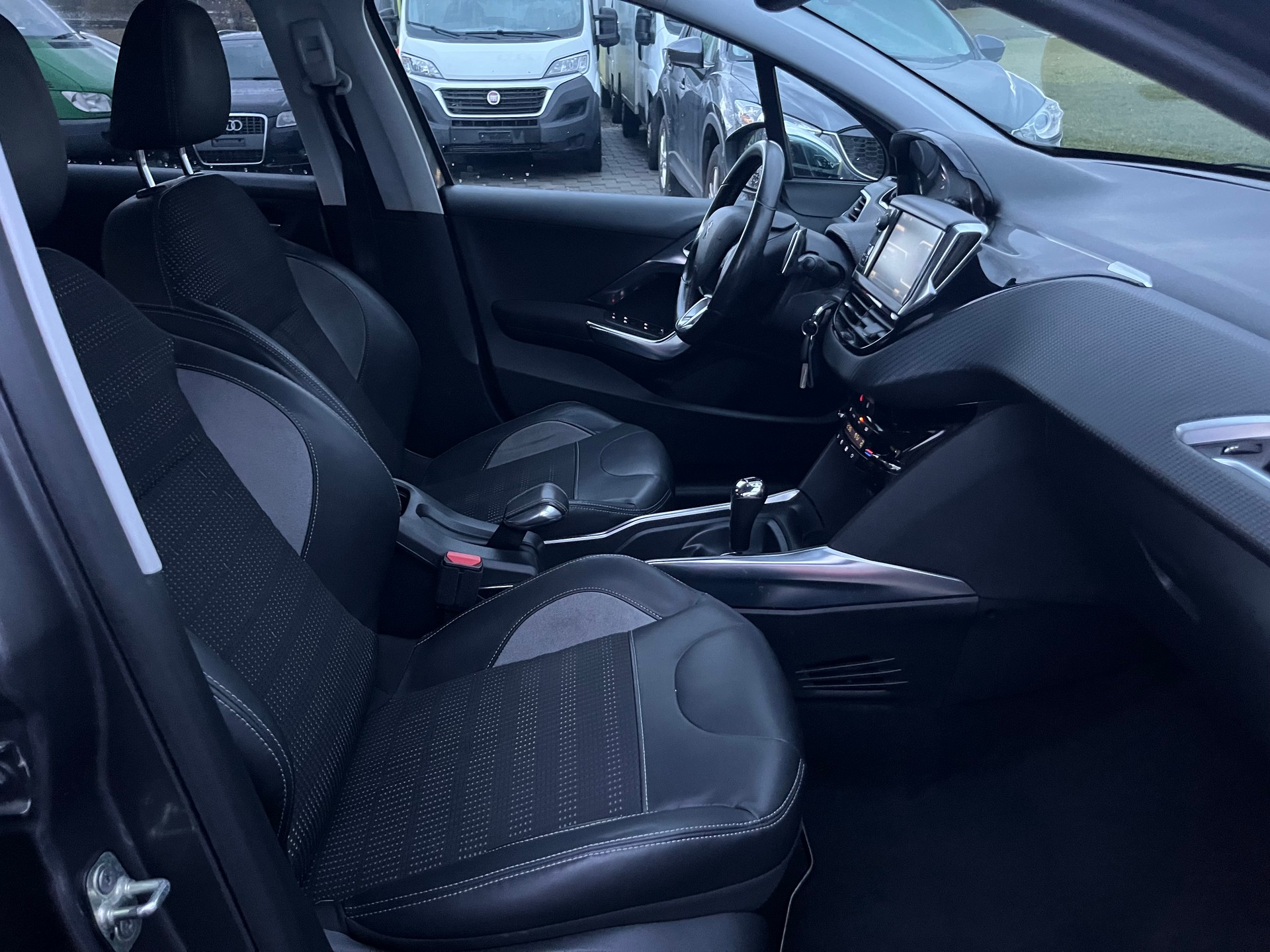 PEUGEOT 2008 1.6 e-HDi Allure EGS6-image-8