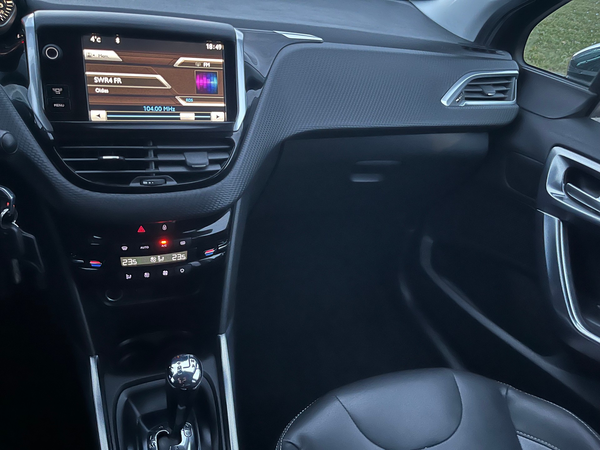 PEUGEOT 2008 1.6 e-HDi Allure EGS6-image-11