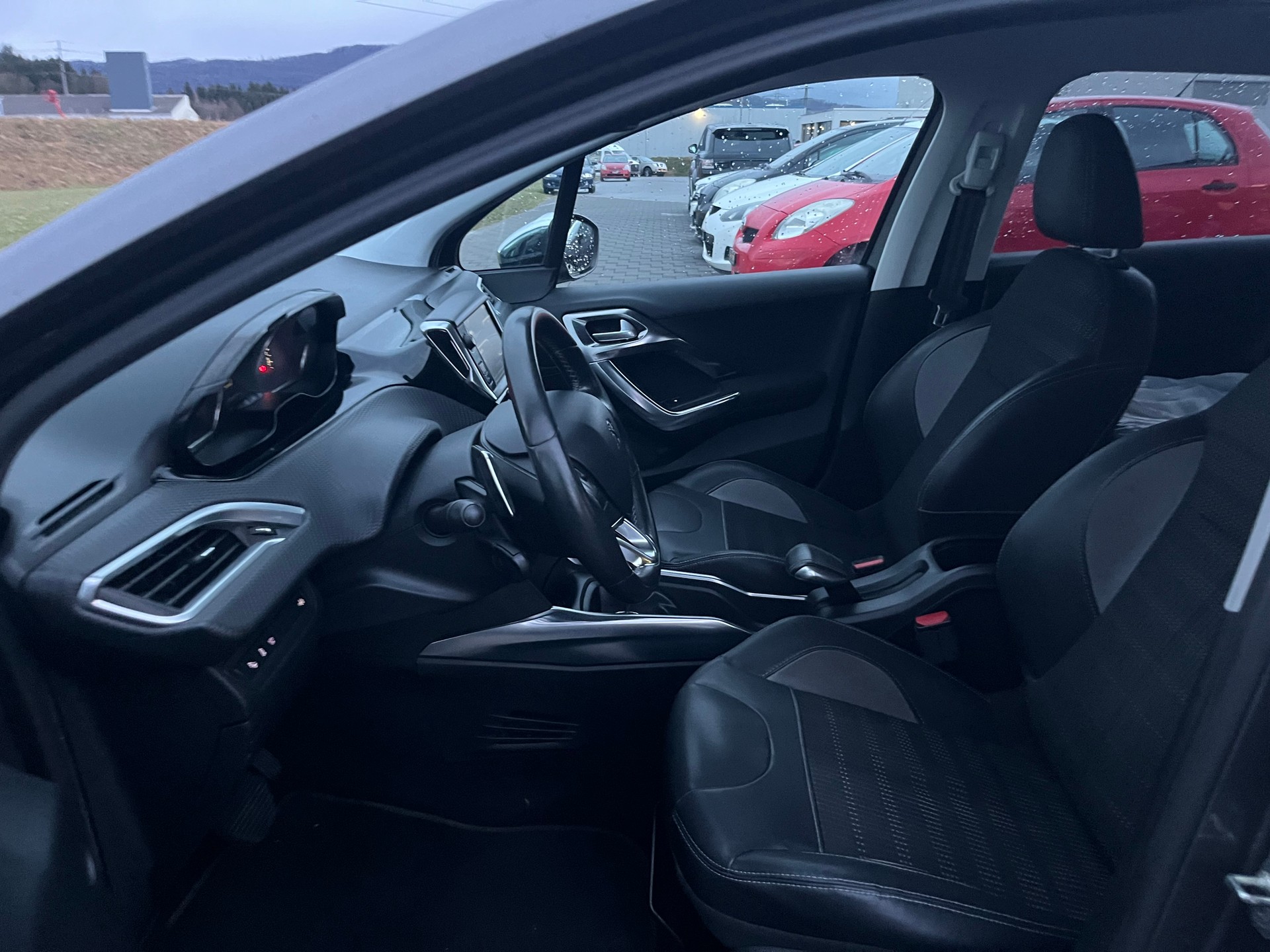 PEUGEOT 2008 1.6 e-HDi Allure EGS6-image-9