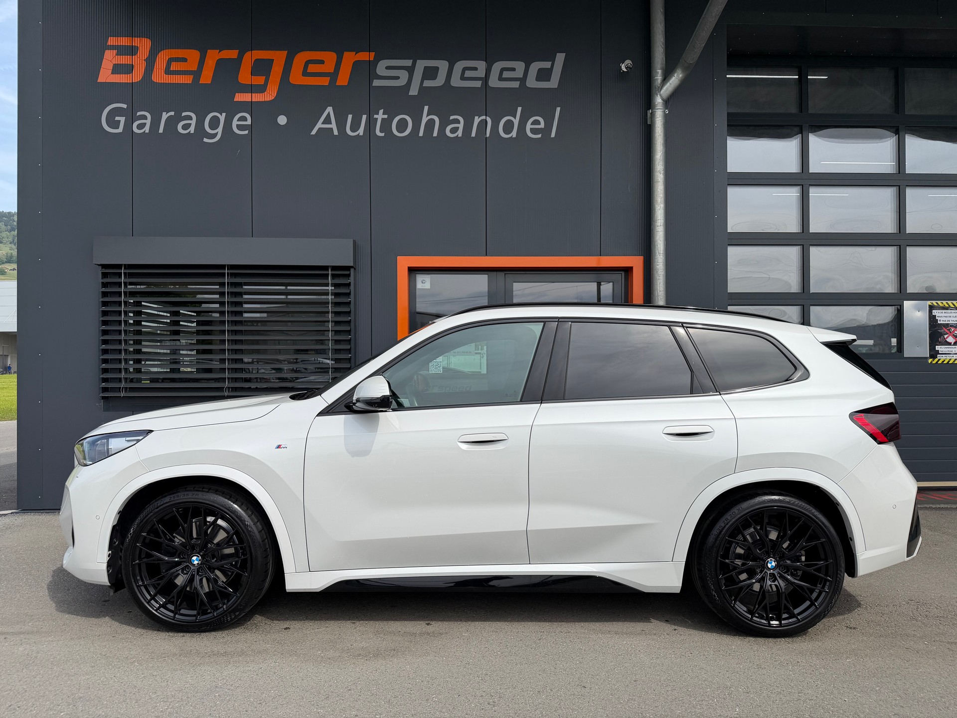 BMW X1 xDrive 23i 48V M Sport-showroom-element-1