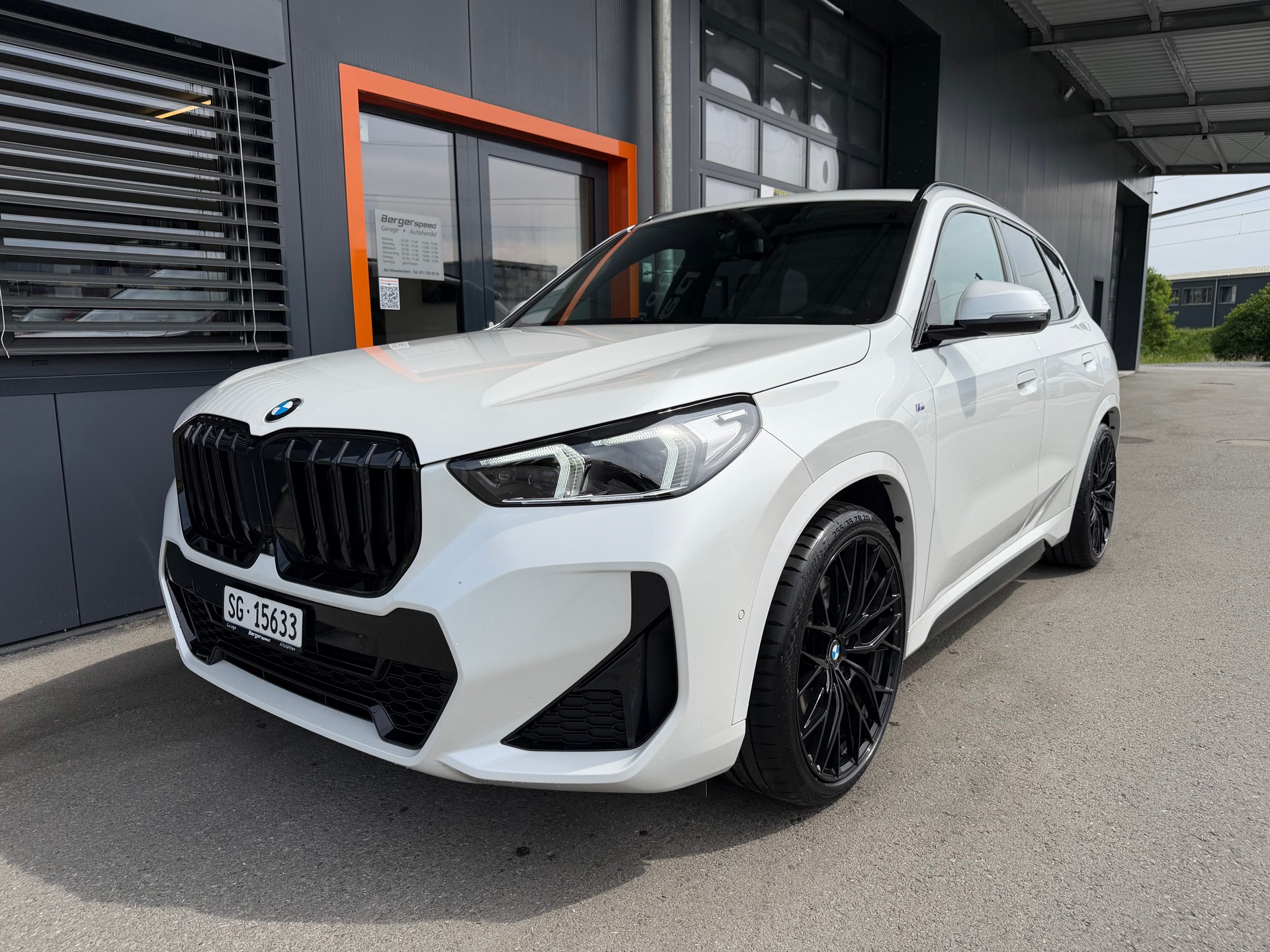 BMW X1 xDrive 23i 48V M Sport-showroom-element-3