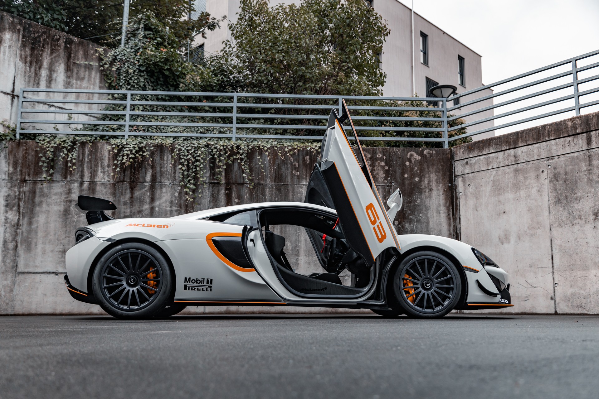 McLAREN 620R 1of225-showroom-element-1