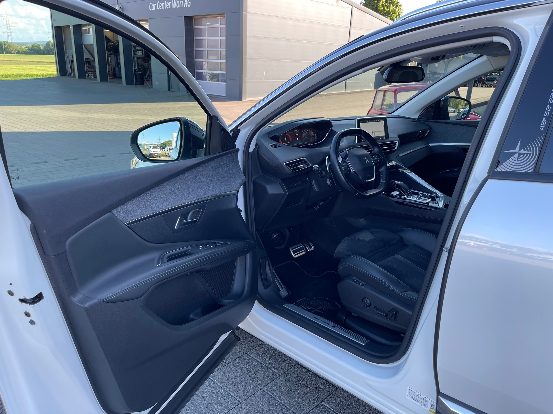 PEUGEOT 3008 1.2 PureTech Allure EAT-image-6
