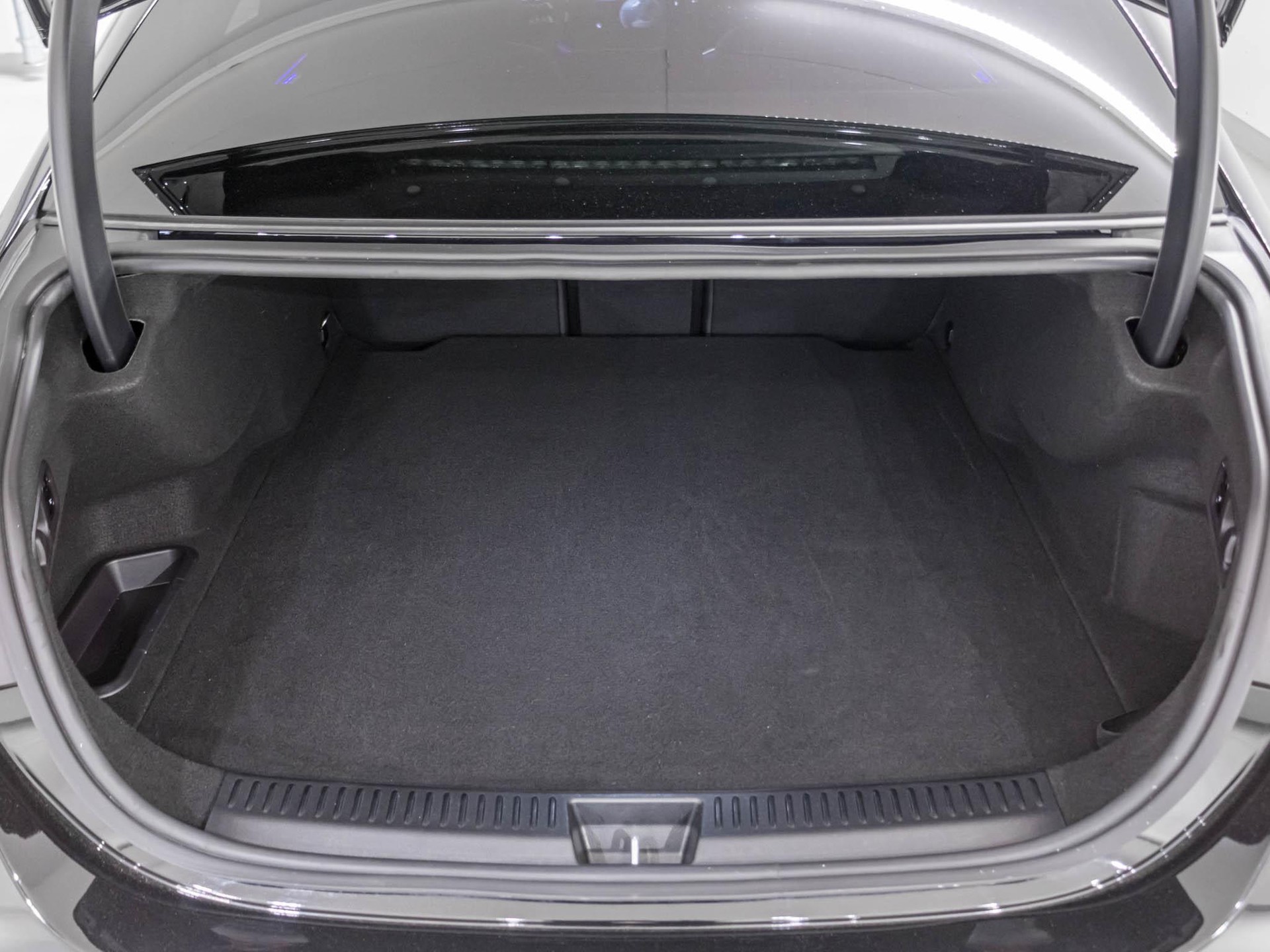 MERCEDES-BENZ E 300 e 4MATIC-image-13
