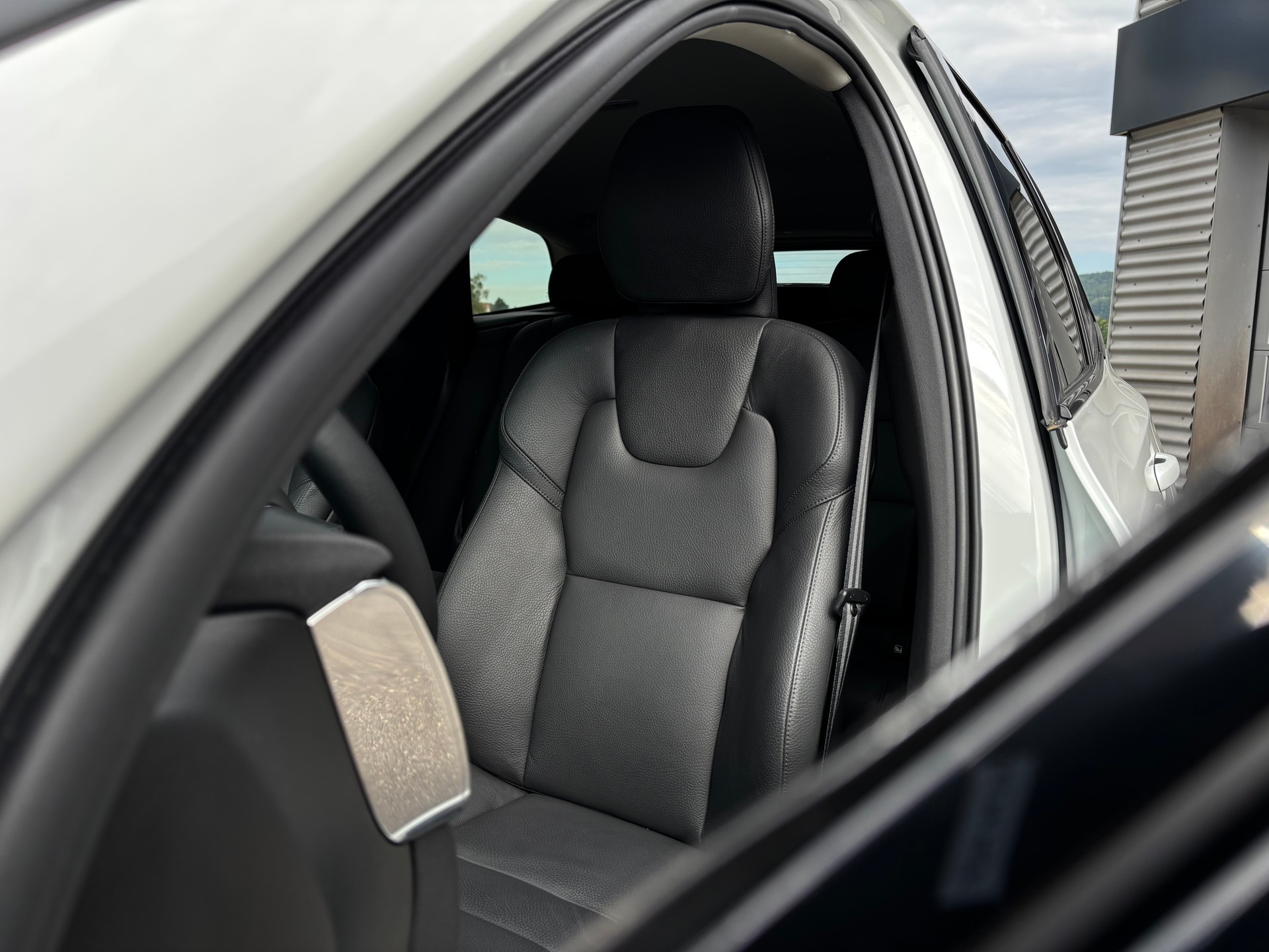 VOLVO XC60 2.0 B5 MH Plus Dark AWD-showroom-element-3