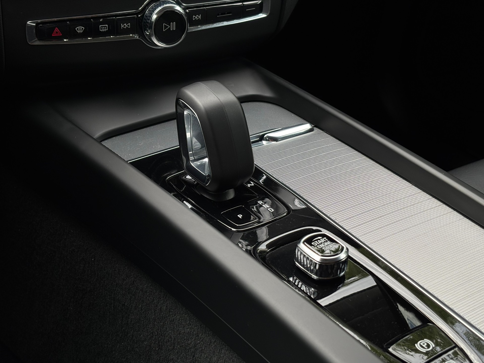 VOLVO XC60 2.0 B5 MH Plus Dark AWD-image-15