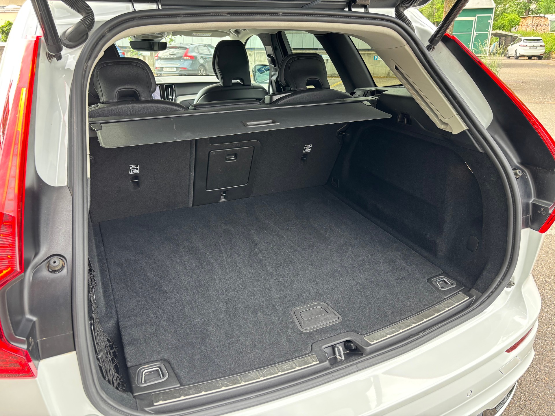 VOLVO XC60 2.0 B5 MH Plus Dark AWD-image-9