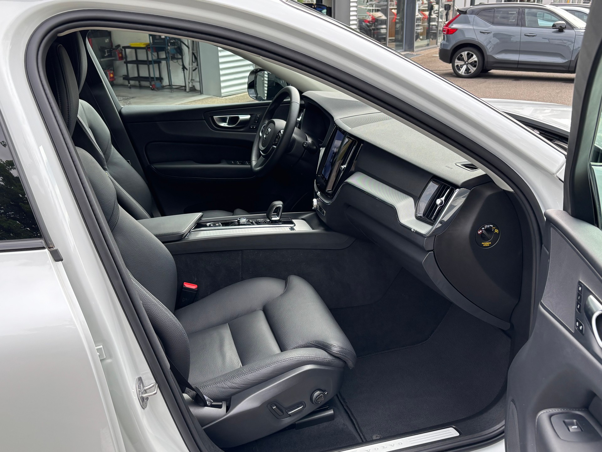 VOLVO XC60 2.0 B5 MH Plus Dark AWD-image-6
