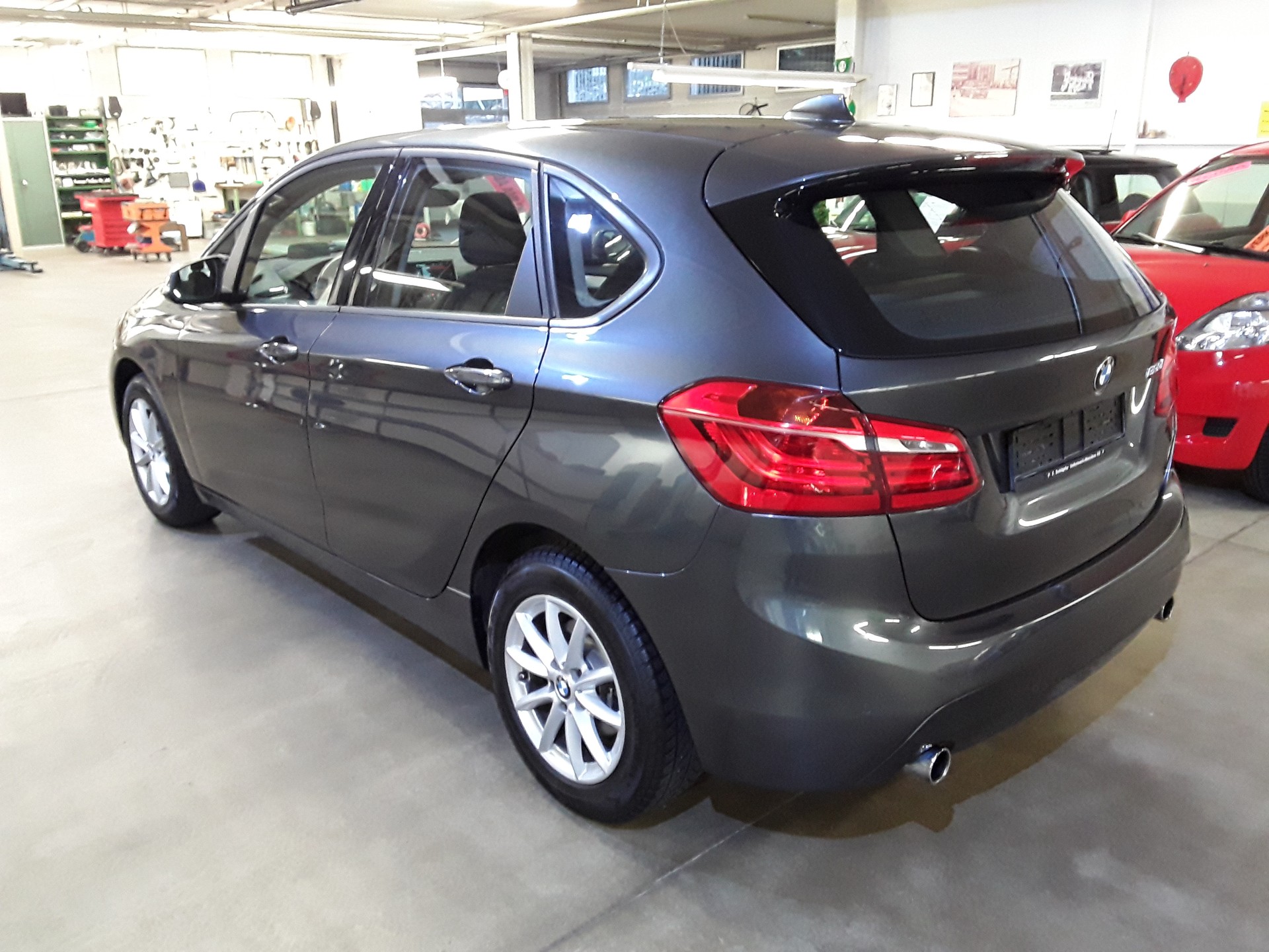 BMW 220i Active Tourer-image-1