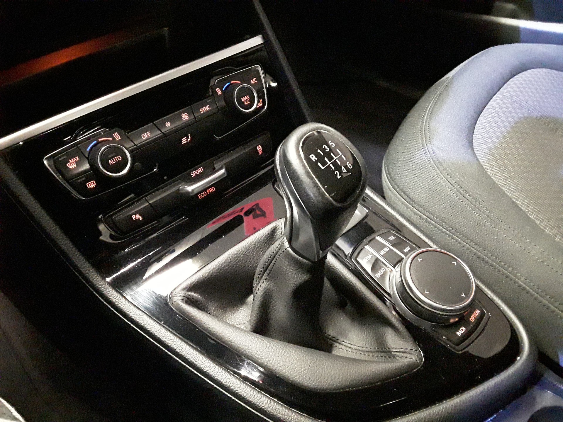 BMW 220i Active Tourer-image-9