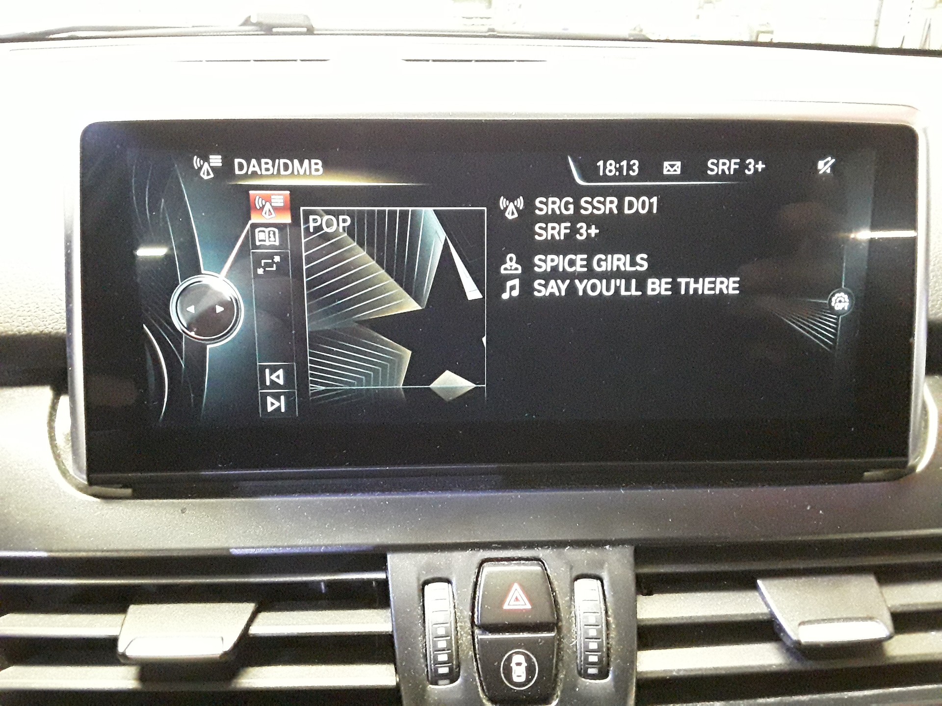 BMW 220i Active Tourer-image-11