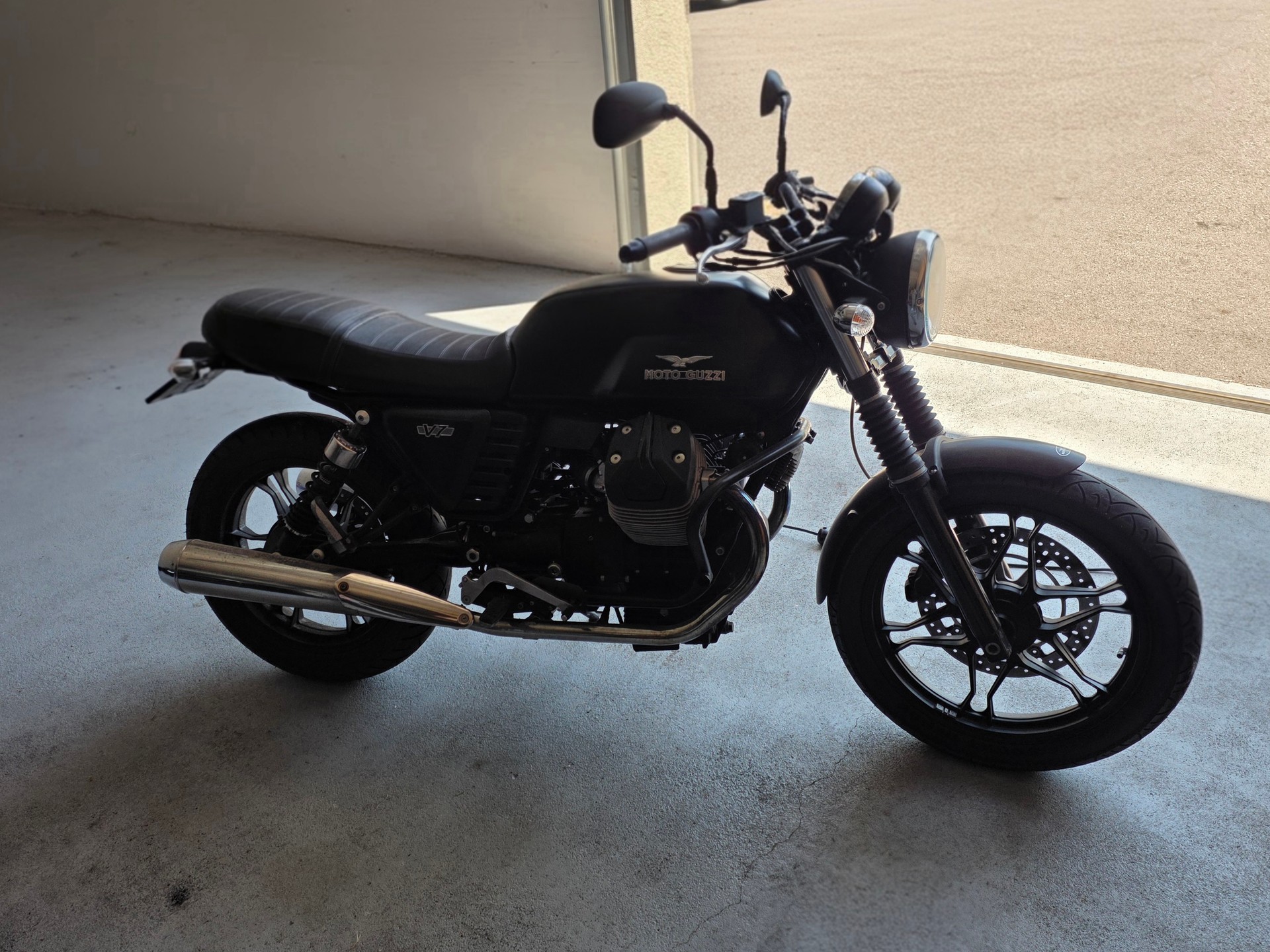 MOTO GUZZI V7 Stone 750-image-0