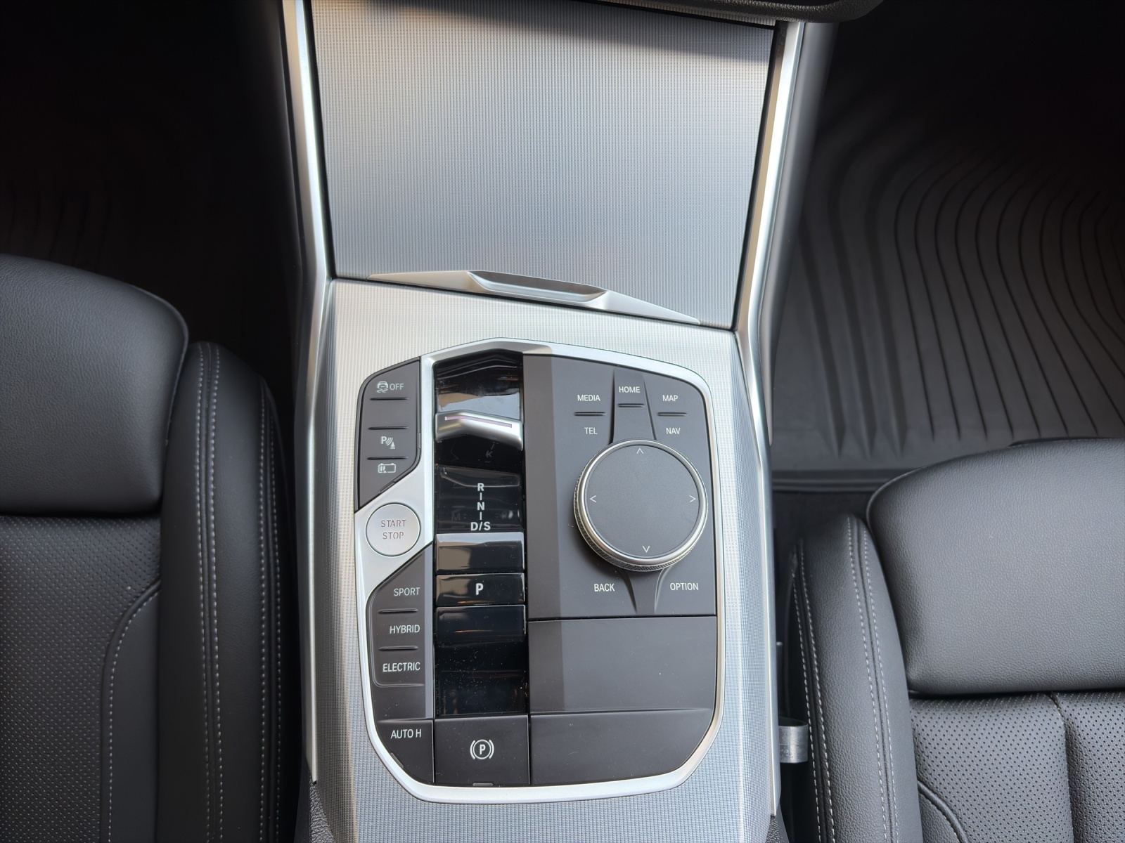 BMW 330e xDrive Touring-image-14