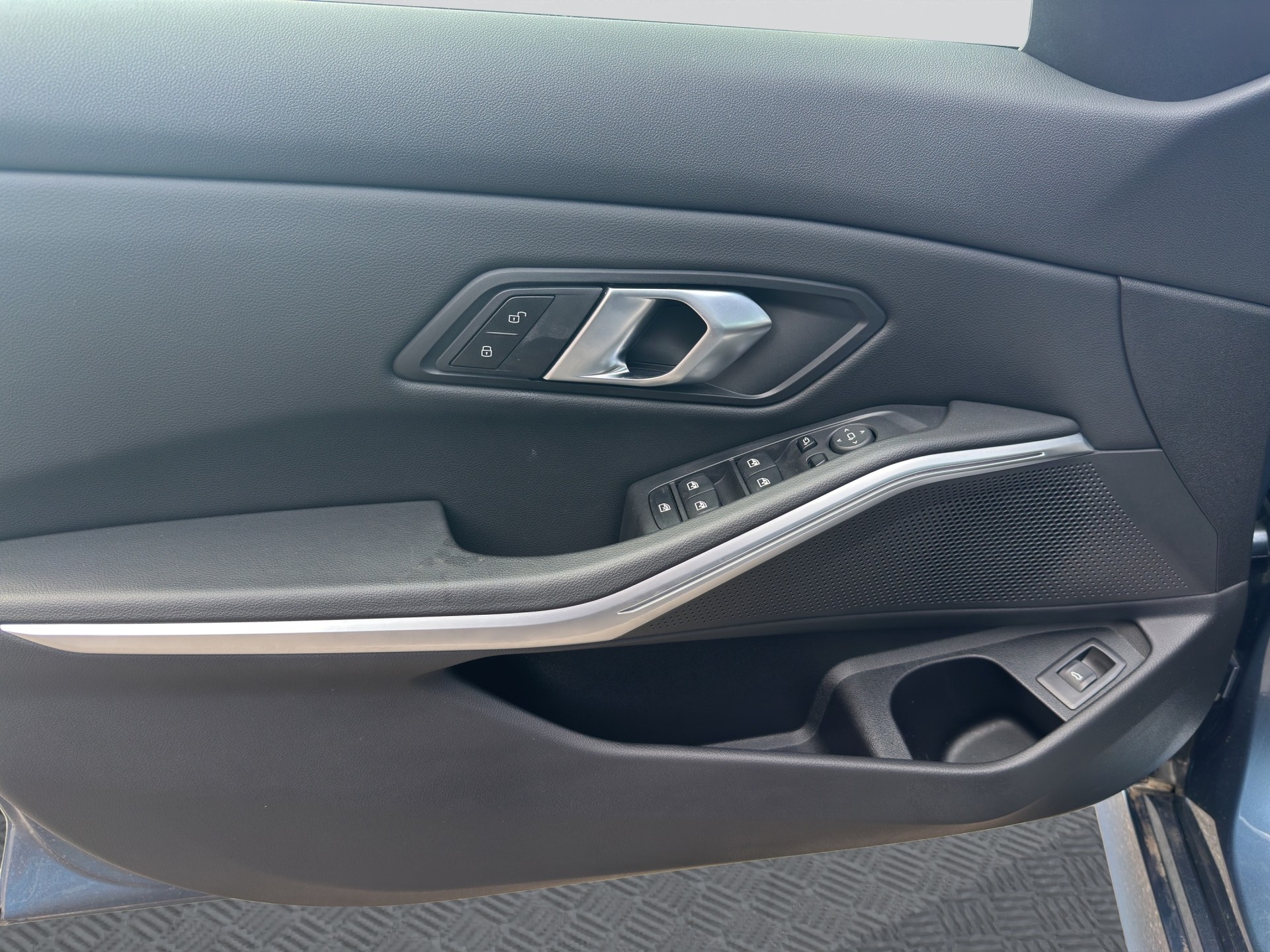 BMW 320i M Sport Pro Steptronic-image-10