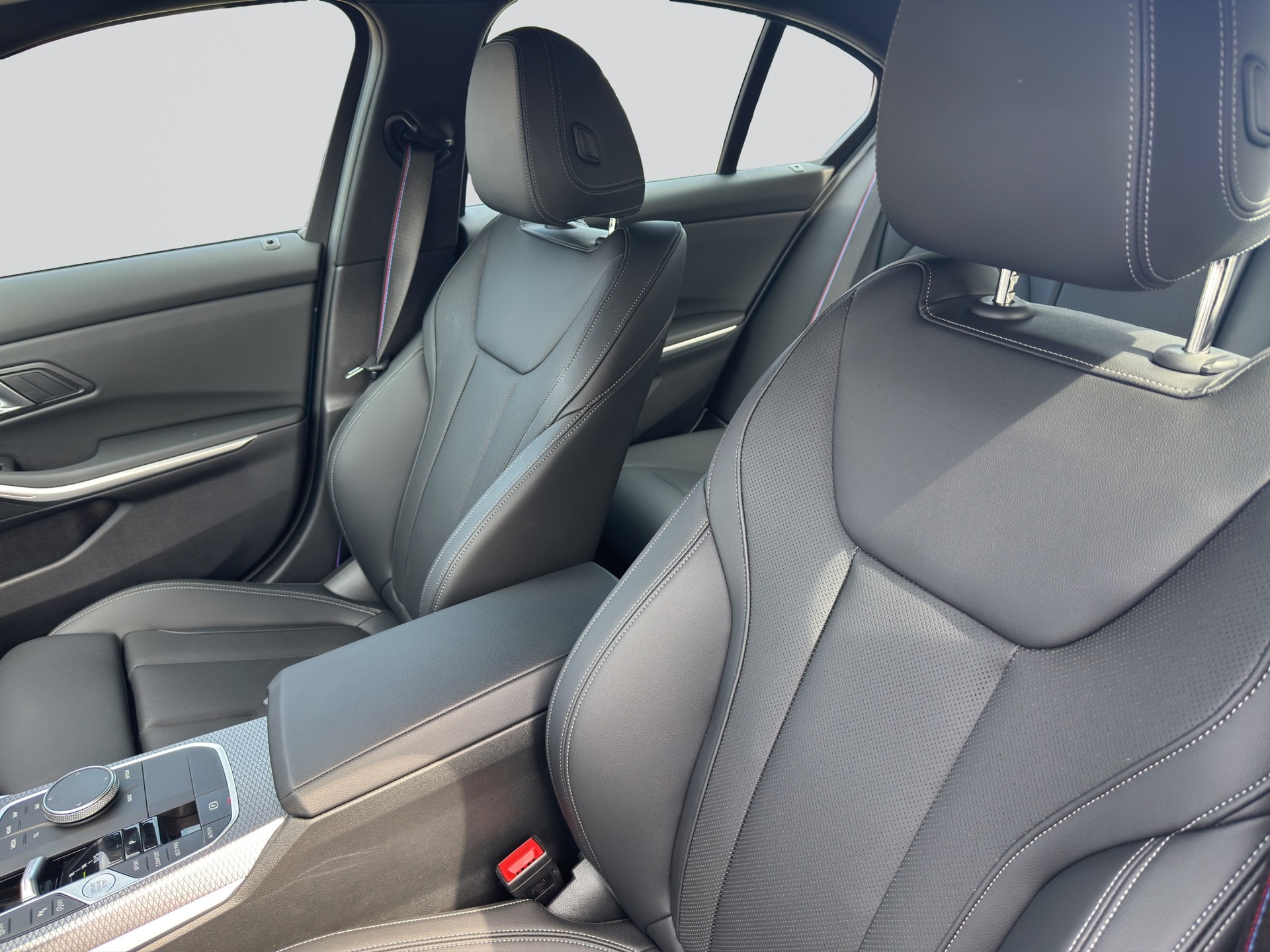 BMW 320i M Sport Pro Steptronic-image-6