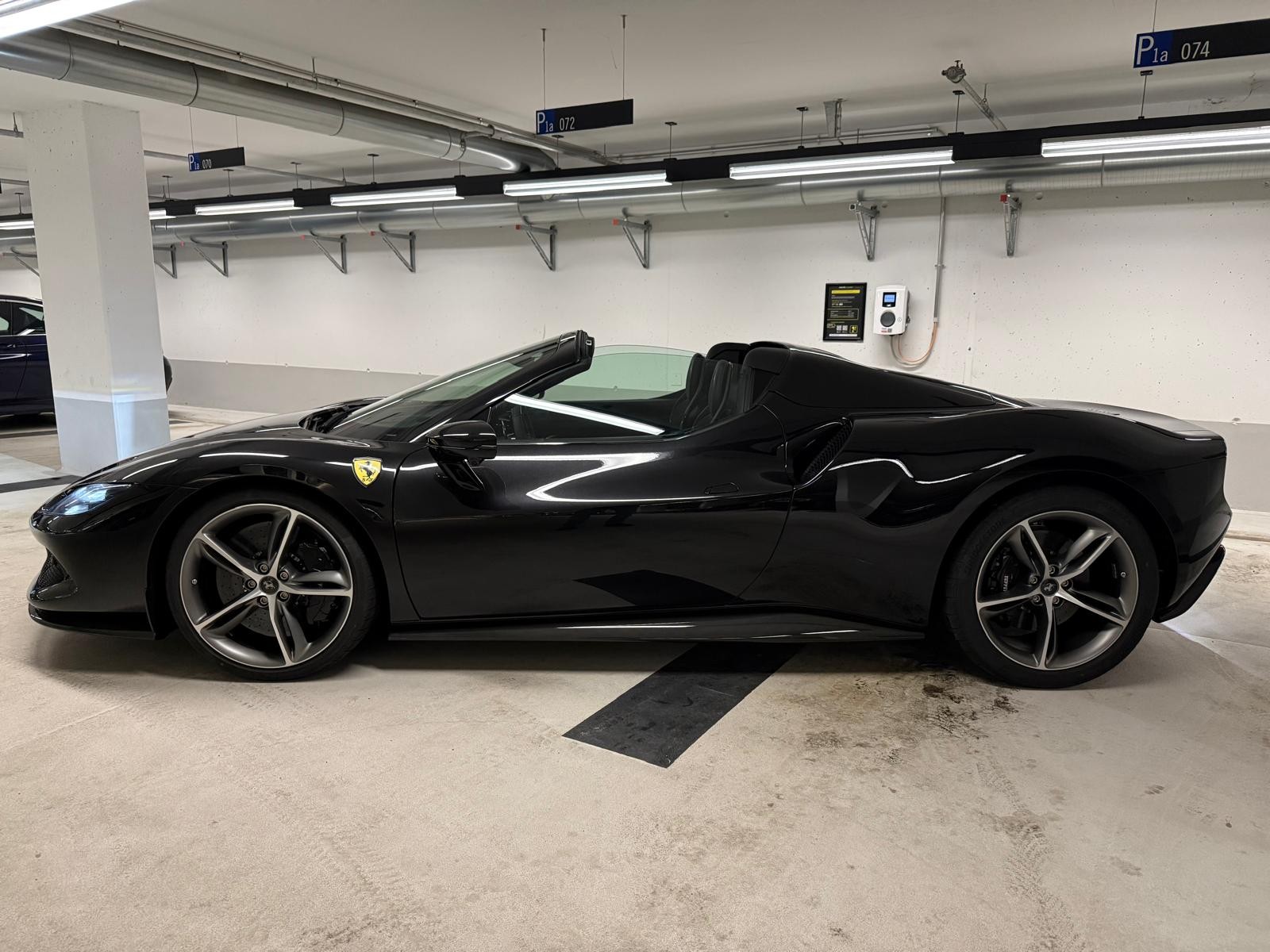 FERRARI 296 GTS Carbon INDIVIDUAL-showroom-element-2