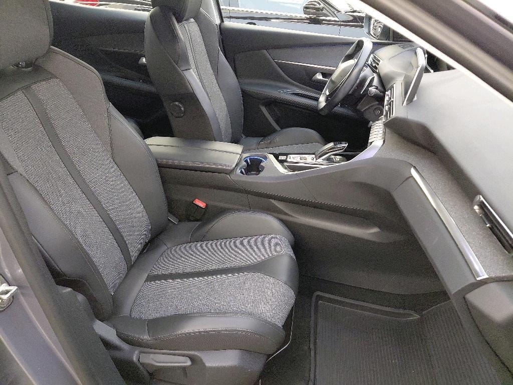PEUGEOT 3008 1.5 BlueHDi Allure EAT ** Frisch ab MFK und Service ** CH Auto ** 1. Hand **-image-4