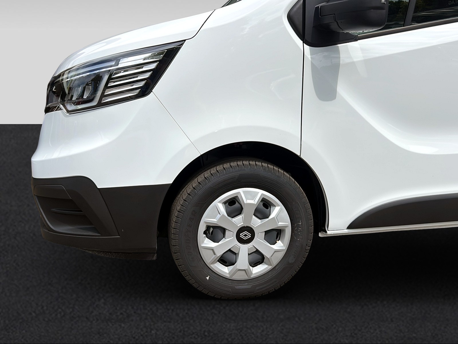 RENAULT Trafic Passenger-image-3