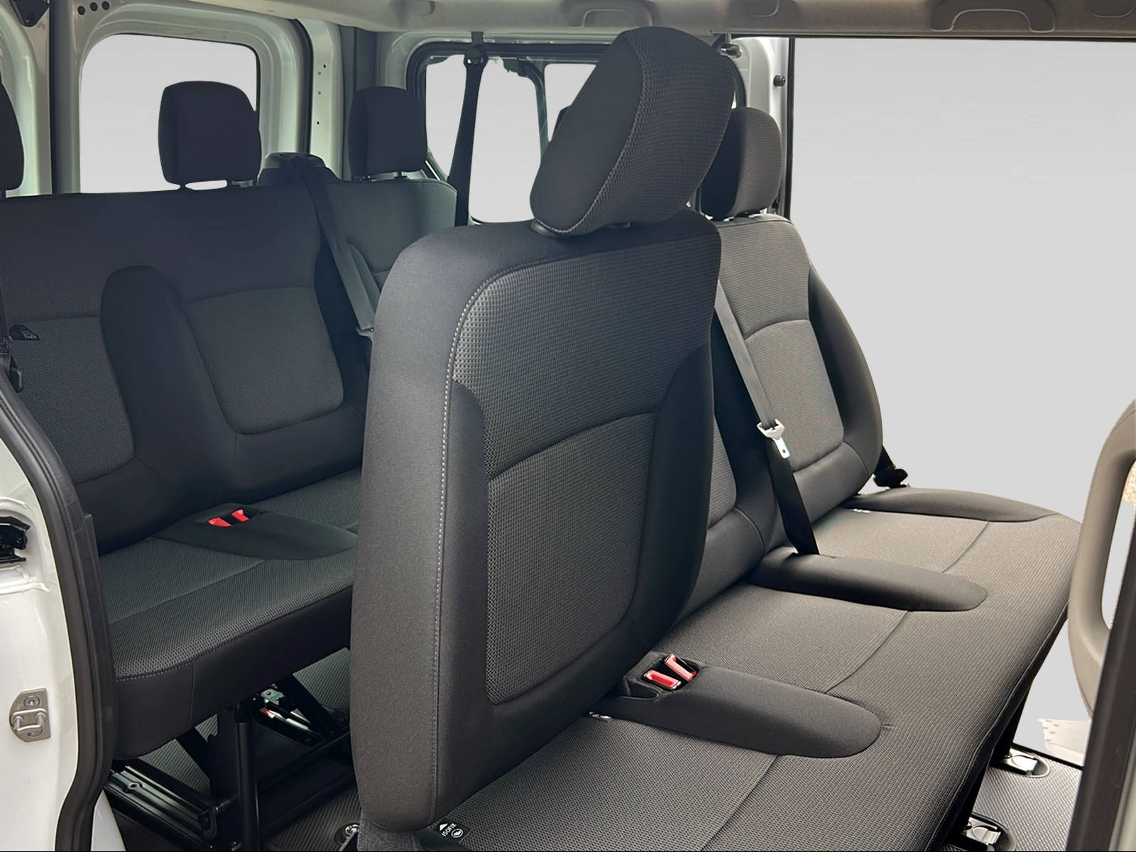 RENAULT Trafic Passenger-image-10
