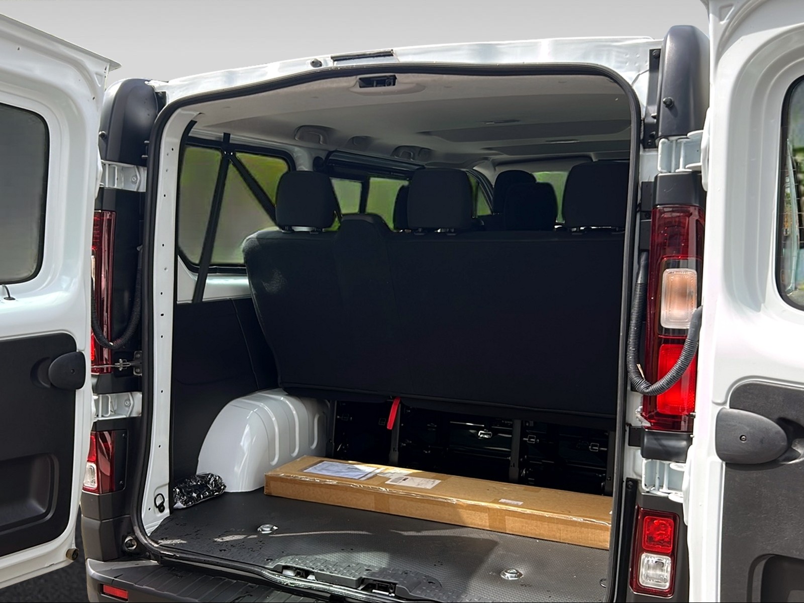 RENAULT Trafic Passenger-image-7