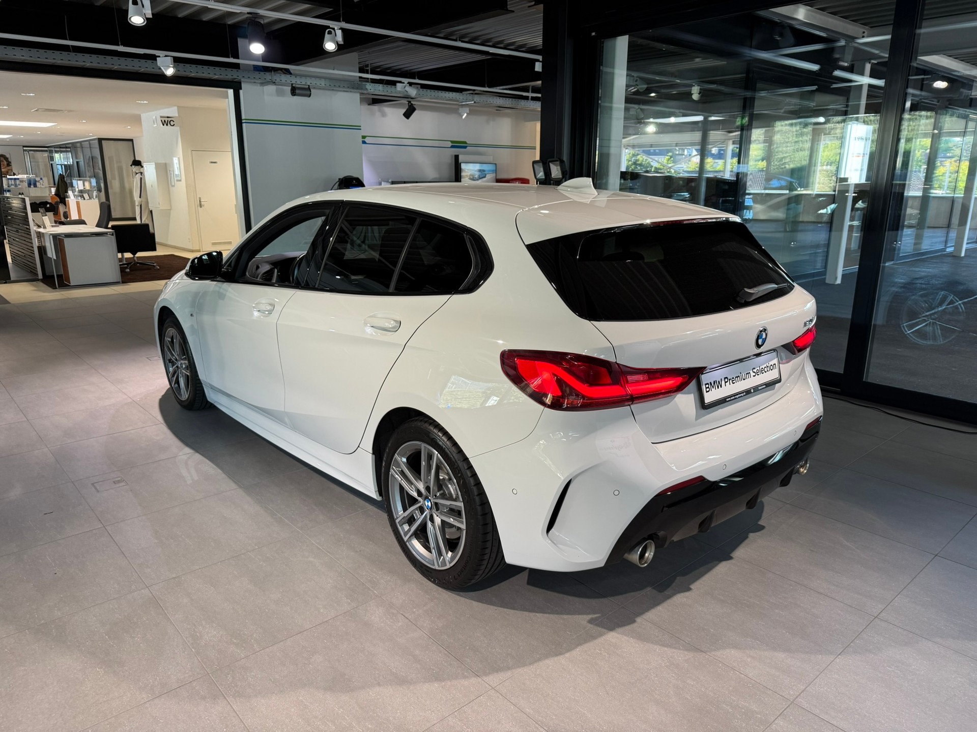 BMW 120i M Sport Steptronic-showroom-element-3